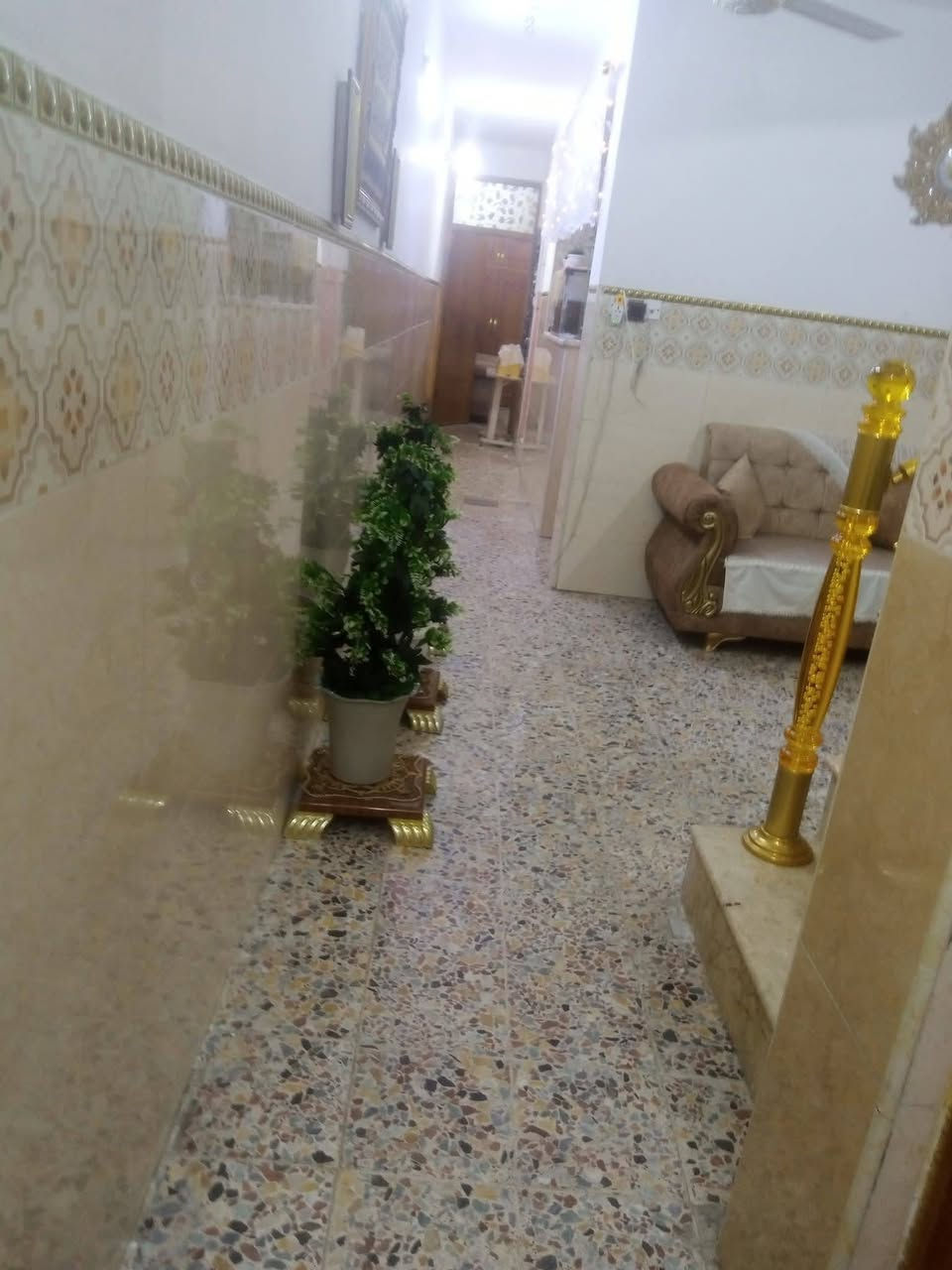 السلام عليكم من رخصة الاادمن 
عندي بيت  طابو زراعي سند 25 في بغداد العبيدي  شارع التربيه  بداية حي السفير قرب سوق العبيدي البيت مساحه / 125 /  متكون من غرفه  نوم واستقبال وصاله ومطبخ ومنور وطرمه وحمام خارج وحمام داخل 
وهذا الرقم الي يحب يتصل 
***********

