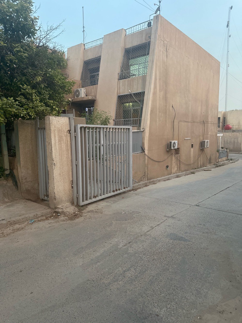فرصة استثمارية استثنائية للبيع في الكاظمية - شارع المحيط (ركن)

المساحة: 354 متر مربع (سند ملكية صرف - طابو).
الأبعاد: واجهة عريضة 13.6 متر × عمق 27.90 متر.
مميزات: موقع ركن مميز جداً، ممتاز للتقسيم إلى عقارين أو لبناء مشروع سكني/استثماري راقٍ

الموقع: الكاظمية - شارع المحيط.
للتواصل والمعاينة: [***********]
شنو نوع العقار بالضبط: دار سكني، عمارة، لو قطعة أرض بيها بناء حالي؟ وشكد عدد الطوابق/الوحدات الموجودة هسه؟: 
عمارة / ٣ طوابق / ٤ شقق
من ناحية الموقع، شنو أقرب معلم أو تقاطع معروف داخل شارع المحيط؟ وهل الشارع عام لو فرعي وشنو عرض الشارع تقريباً؟: 
معمل الفتح للبطانيات - على الشارع العام ( المحيط ) او فندق الكناري 
شنو حالة البناء الحالي؟ قديم لو متوسط لو جيد، وبي مشاكل تحتاج تصليح أو ترميم مثل الرطوبة أو الشقوق أو السقف؟: 
قديم 
هل السعر نهائي لو قابل للتفاوض؟ وشنو سبب البيع؟: 
قابل للتفاوض 