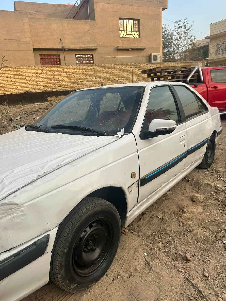 بيجو بارص موديل 13مكفولة من الضربه والكص والتبديل كير مكينة حداديه مضبوطات تخم تاير نص ونص  غرفتها مابيها نقص كهربائيات شغاله  رقم بصره سنويه نافذه صارلها سنتين سيارة جاهزه من كلشي على الفحص ترايك وين ماتريد العنوان ديوانيه السعر 25 وبيها مجال للشراي راعيها يريد مداور  
 ***********
