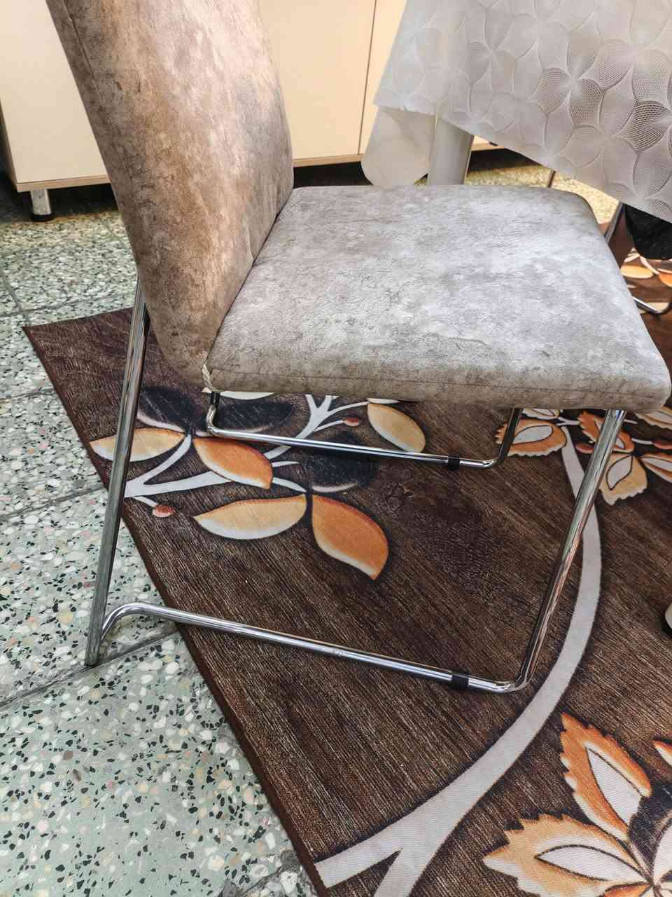 السلام عليكم عندي ميز طعام اربع كراسي خشب نضيف 110وبي مجال وعندي 6 كراسي نضيفات 100وبيهن مجال مكاني بغداد حي التراث مال البياع قرب شارع 60 ***********
