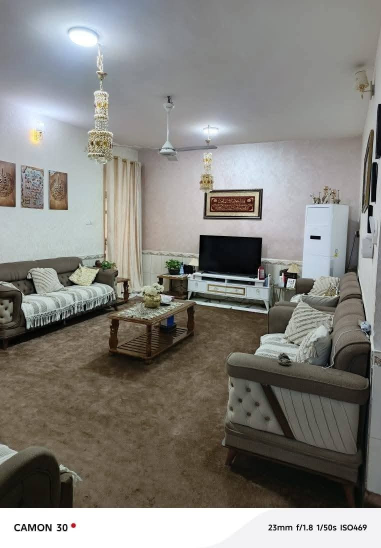 اعلان دار للبيع /​📍

​🏠 دار للبيع | بناء حديث وموقع مميز
​📌 المواصفات العامة:
​المساحة: 210 متر مربع.
​نوع الملكية: طابو صرف (ملك صرف).
​نوع البناء: حديث - طابقين كونكريت مسلح.
​الموقع: حي الفرات - قرب كلية الطب.
​🔹 تفاصيل العقار:
​🔻 الطابق الأول:
​كراج سيارة واسع 🚗
​استقبال كبيرة 🛋️
​صالة + مطبخ (حار / بارد) 🍳
​غرف نوم (عدد 2) 🖏
​مجموعات صحية (داخلية وخارجية) 🚿
​🔻 الطابق الثاني:
​صالة واسعة 🛋️
​غرف نوم (عدد 4 مع سويت صحيات ) 🖏
​🏢 المراجعة والاستفسار:
​🚩 مكتب قصر الباشا للعقارات
(مكتب أحمد الشمري للاستثمار والتطوير العقاري)
​📍 عنوان المكتب: شارع أسواق طيبة - مجاور أسواق دجلة.
​📲 للتواصل والاتصال:
​***********
​***********
💻 أو عبر مراسلة الصفحة مباشرة.
