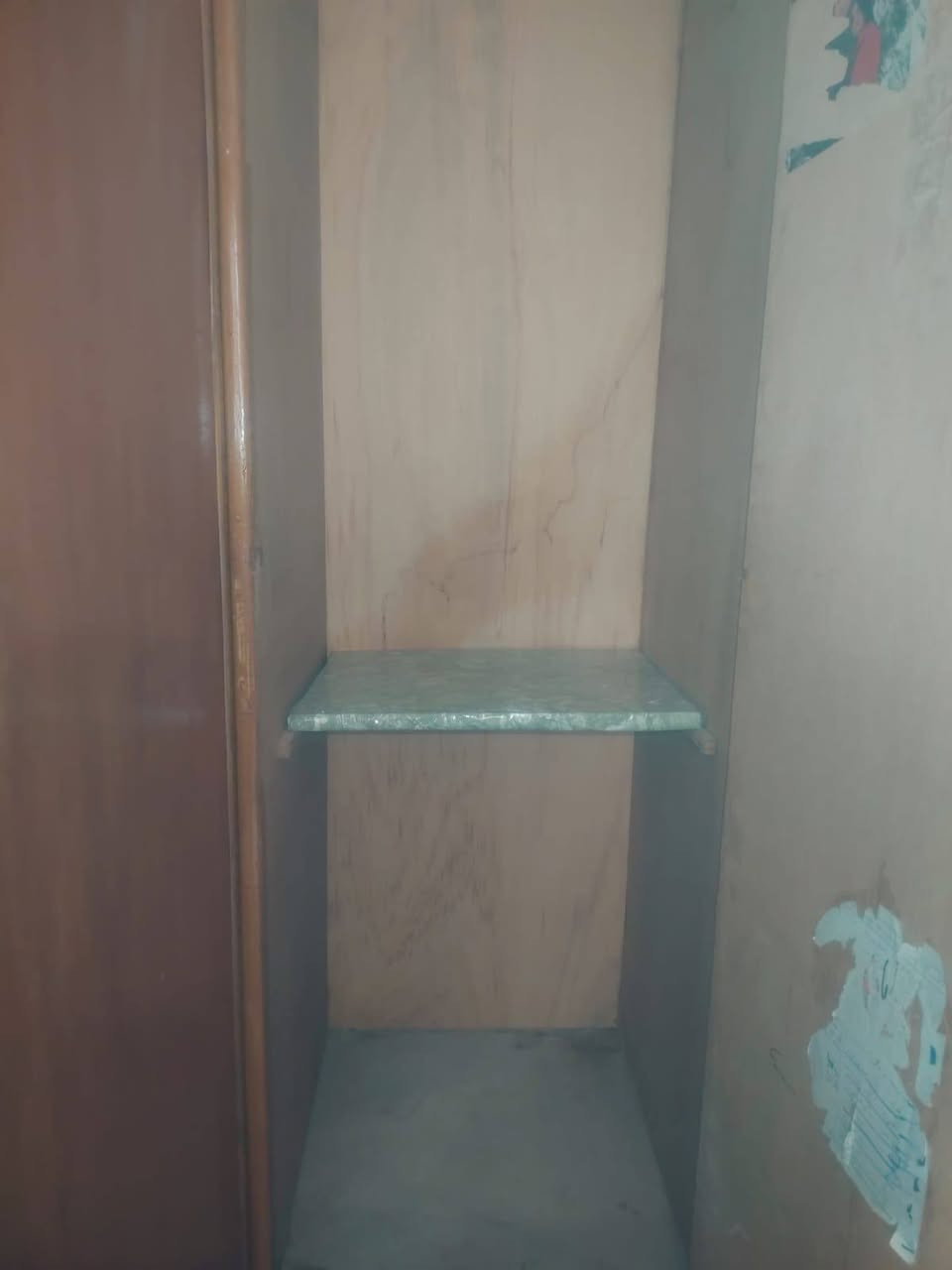 السلام عليكم كنتور للبيع خمس بيبان نجاره نضافته حلو 200وبي مجال ***********

