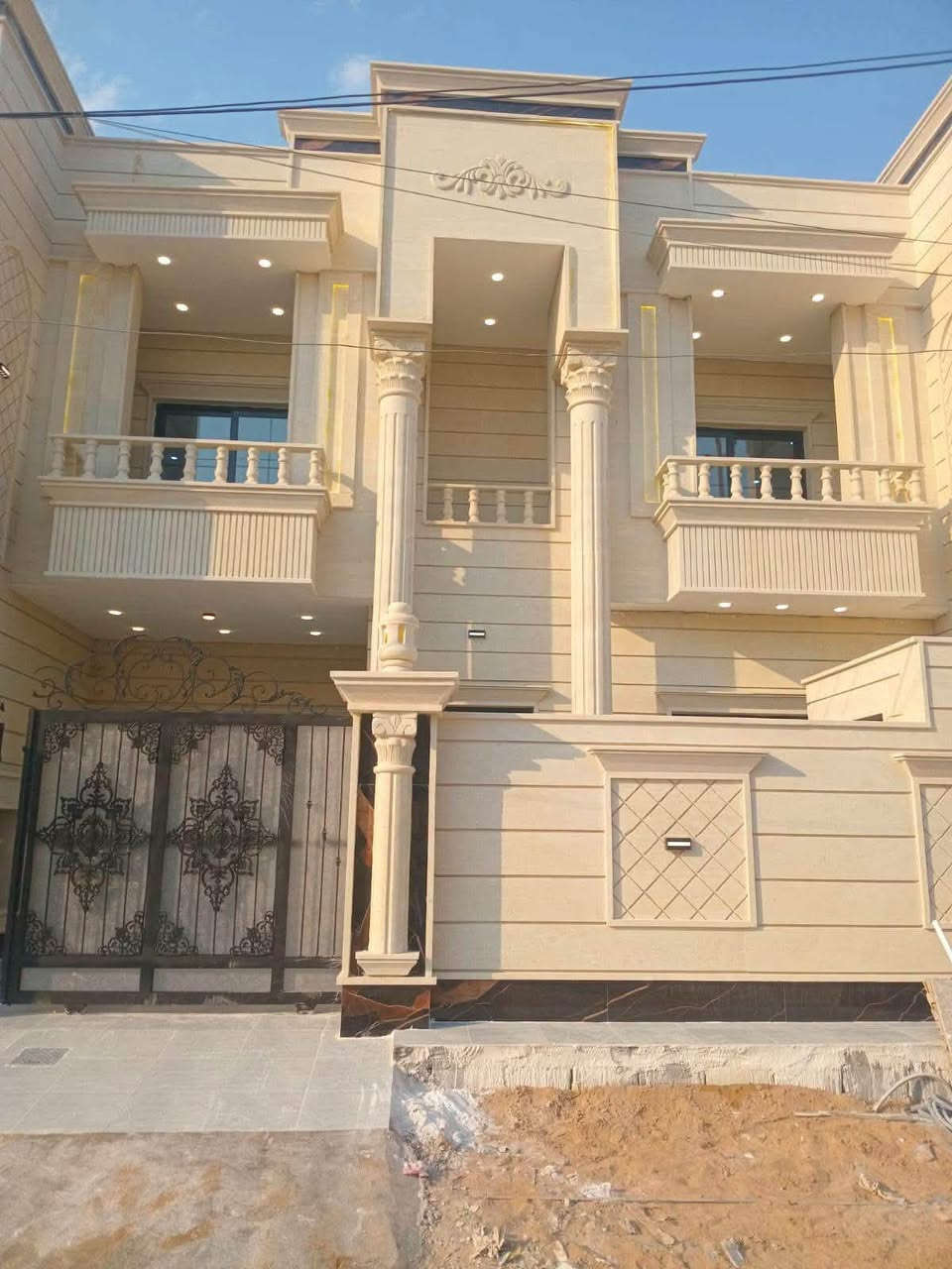 دار للبيع 200 حي التوحيد 
شارع 15 قرب المدارس 
ارضيه بورسلين 80*80 
نضام دكتات انترنيت كامرات 
سحب مغربي طابقين 
حجر حلان 
للاستفسار ***********
