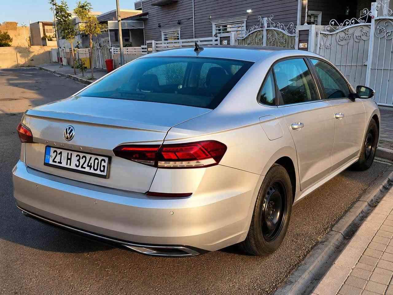 �✨ للبيع | فولكس واجن باسات 2020 خليجي ✨🚘

🔥 سيارة نظيفة جداً وجاهزة للاستخدام، من أنظف السيارات المعروضة بالسوق وبسعر منافس جداً. 🔥

📋 المواصفات:
🔹 موديل: 2020
🔹 اللون: سلفر 🤍
🔹 محرك 2.5 لتر | 5 سلندر | تنفس طبيعي
🔹 لايتات LED 💡
🔹 تبريد قطعتين مركزي ❄️
🔹 شاشة كبيرة 📺
🔹 حساسات أمامية وخلفية 📡
🔹 مرايات جانبية قلاب كهرباء 🪞
🔹 حساس أوتو جام 🌧️
🔹 مثبت سرعة 🚗
🔹 تحكمات على الستيرن 🎛️
🔹 قفل الجنطة من داخل الدشبورد 🔐
🔹 رقم سليمانية
🔹 بطاقة بنزين موجودة ⛽

📌 حالة السيارة:
✅ ماشية 270 ألف كم
✅ شائعة بالسوق كـ تكسي مطار
✅ كلين، فقط صبغ حزام
✅ بدون دواخل
✅ بدون فتحات
✅ بدون إيرباك مفكوك
✅ جاهزة من كل النواحي ولا تحتاج أي مصروف.

💰 السعر: 135 ورقة فقط 💵
🔥 أنسب سعر مقارنة بجميع السيارات المعروضة.

*********** كركوك, العراق
