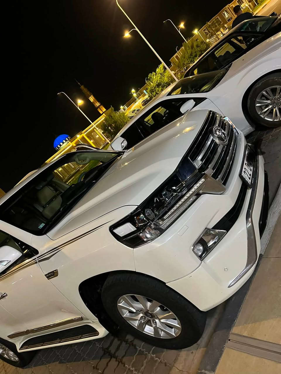 السلام عليكم لاندكروز موديل ٢٠١٧ فطيم سته سلندر كفالة عامة ما عدا بي دي ار قليل و شخط بالدعامية واضح بالصور ماشية ١٥٠ كم حقيقي رقم أربيل 
*********** مكان السيارة البصرة
