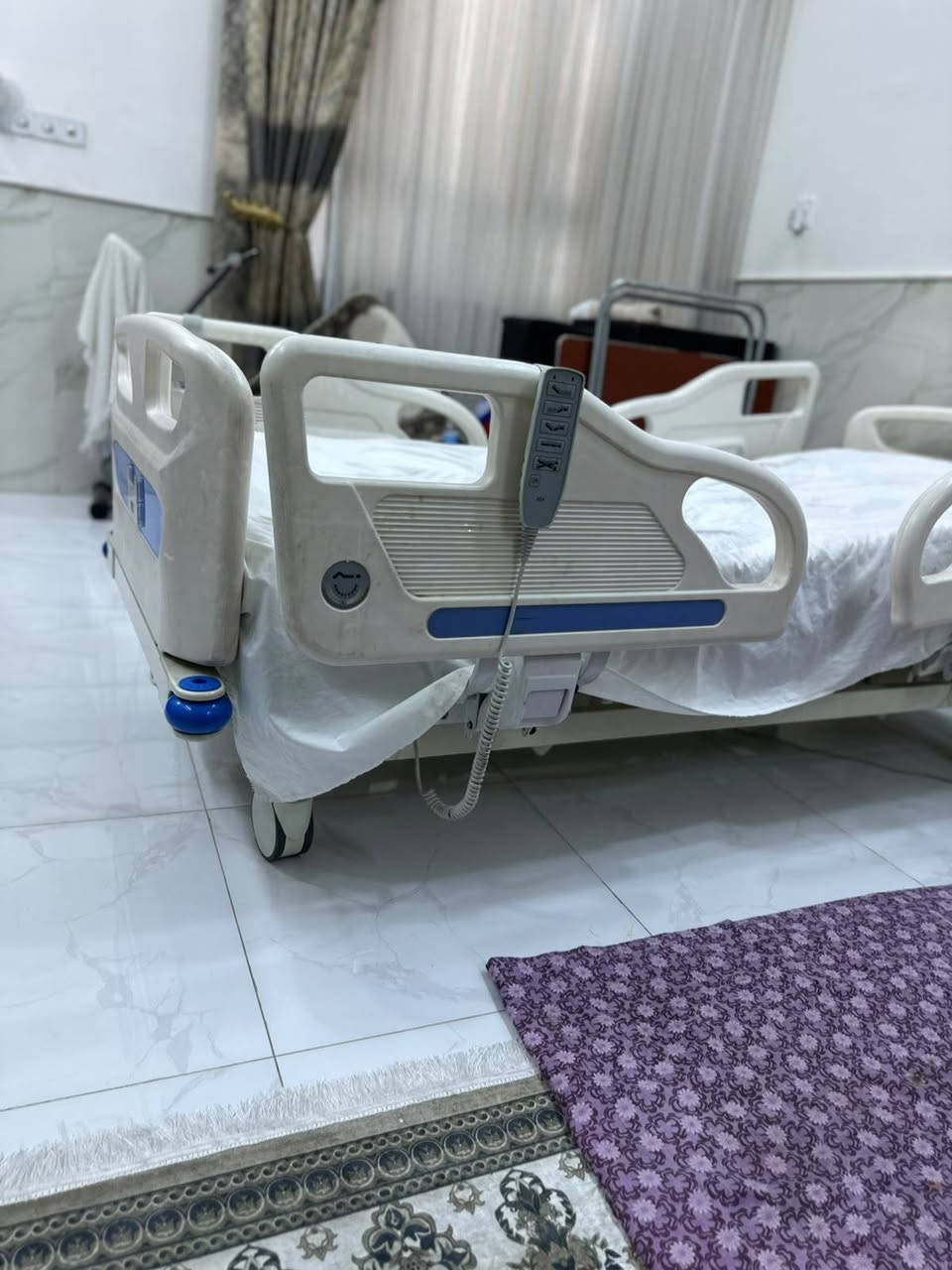 السلام عليكم
سرير كهربائي متعدد الاتجاهات 
استخدام قليل نضافه 100/100
يحتوي على ريمون كونترول عدد 2 
مما يتيح سهوله الاستخدام 
السعر صدمه 950الف فقط 
مكاني النجف الاشرف حي الوفاء 
الاستفسار أكثر الاتصال على 
***********

