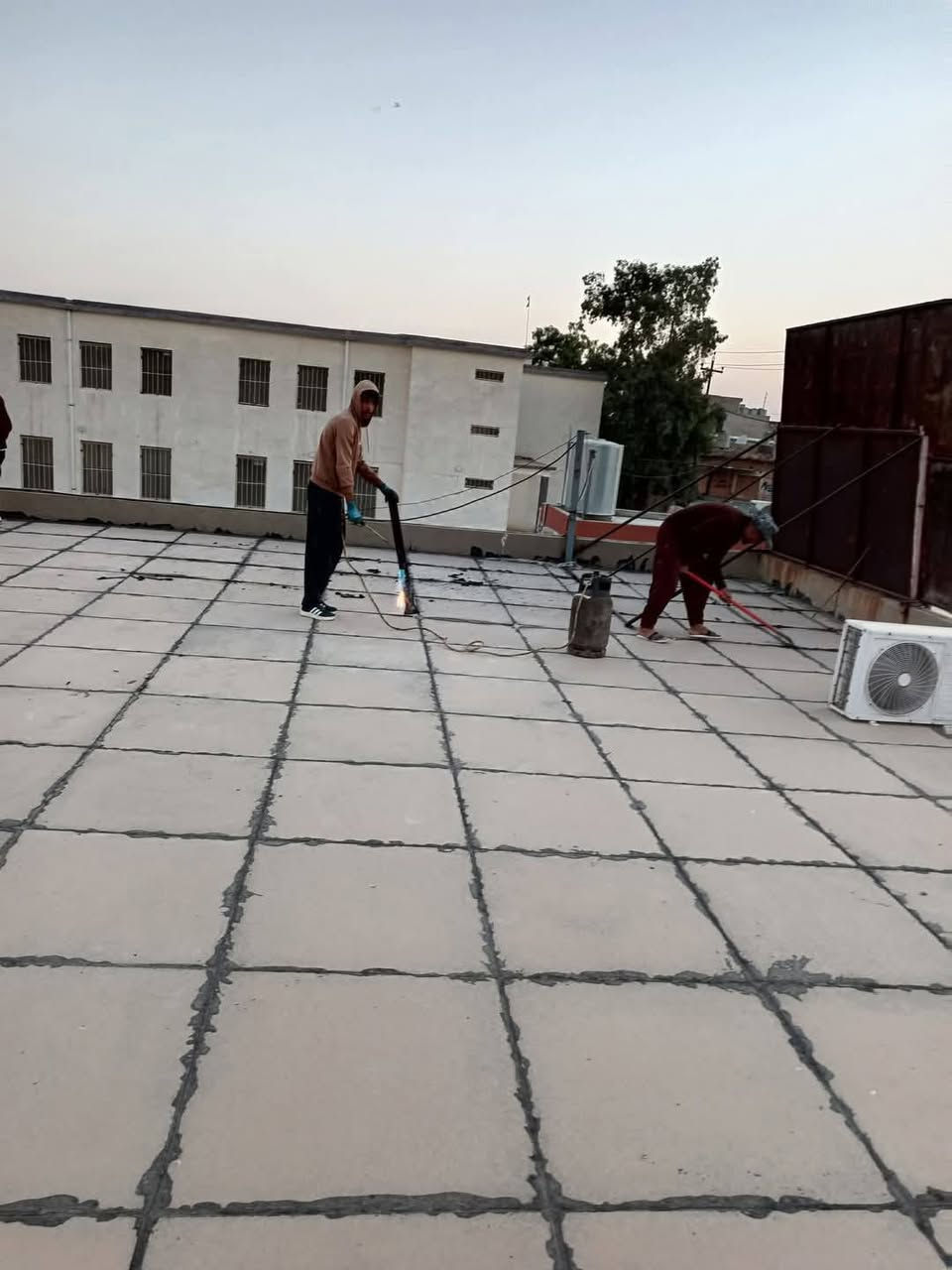 تم اعاده ماستك لقديم بيت الاستاذ بشار في  منطقة الصوفيه   تم تنضيف وغسل. السطح  بصوره جيدة مستمرين بل اعاده ماستك وتطبيك شتايكر اي مشكله عندك بل سطح تفضل خاص او تصل عل رقم *********** يوجد واتساب

نص مكتوب في الصور:
- اعادة ماستك
- ***********