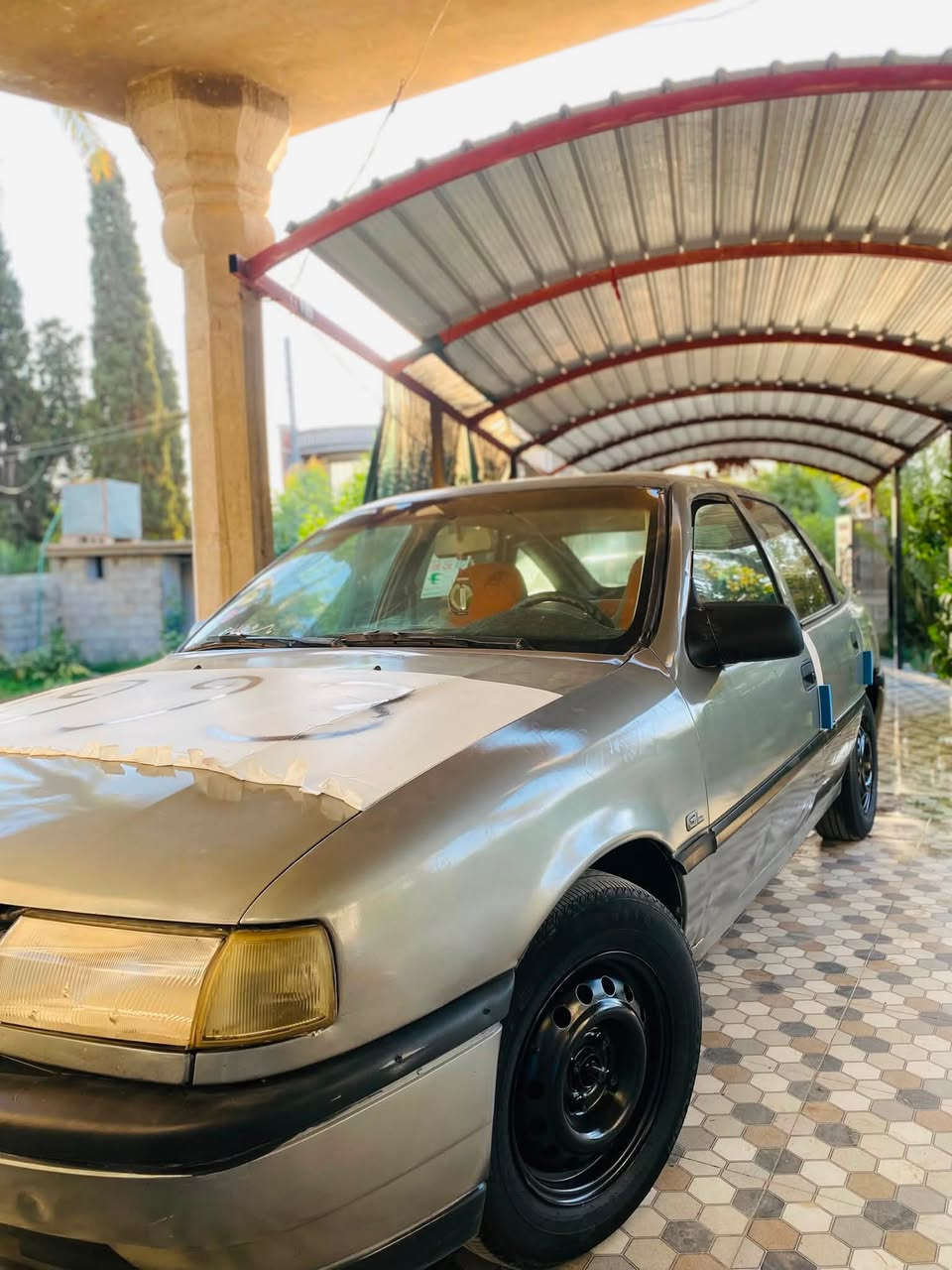 ياالله السلام عليكم اوبل فكترا للبيع رقم انبار نكليزي شرط تحويل ثاني يوم موديل 1993 حجم18دوش المرغوب شرط كير ومحرك  سياره مصبوغه جماليه بدون ضربه بدون قطره خياس تخم تاير جديد 🆕 صدر جديد 🆕 كهربائيات كلها شغاله كيجات كله شغال داخلها نضيف سياره بدون نقص نص نكره ترايك200 سياره ناعمه بشكل بالواقع احلى من صور سعرها 28وبيها مجال للشراي مكانها صلاح الدين قضاء الضلوعية للاستفسار اتصل وبيك خير وتدلل***********☎️بي وتساب
