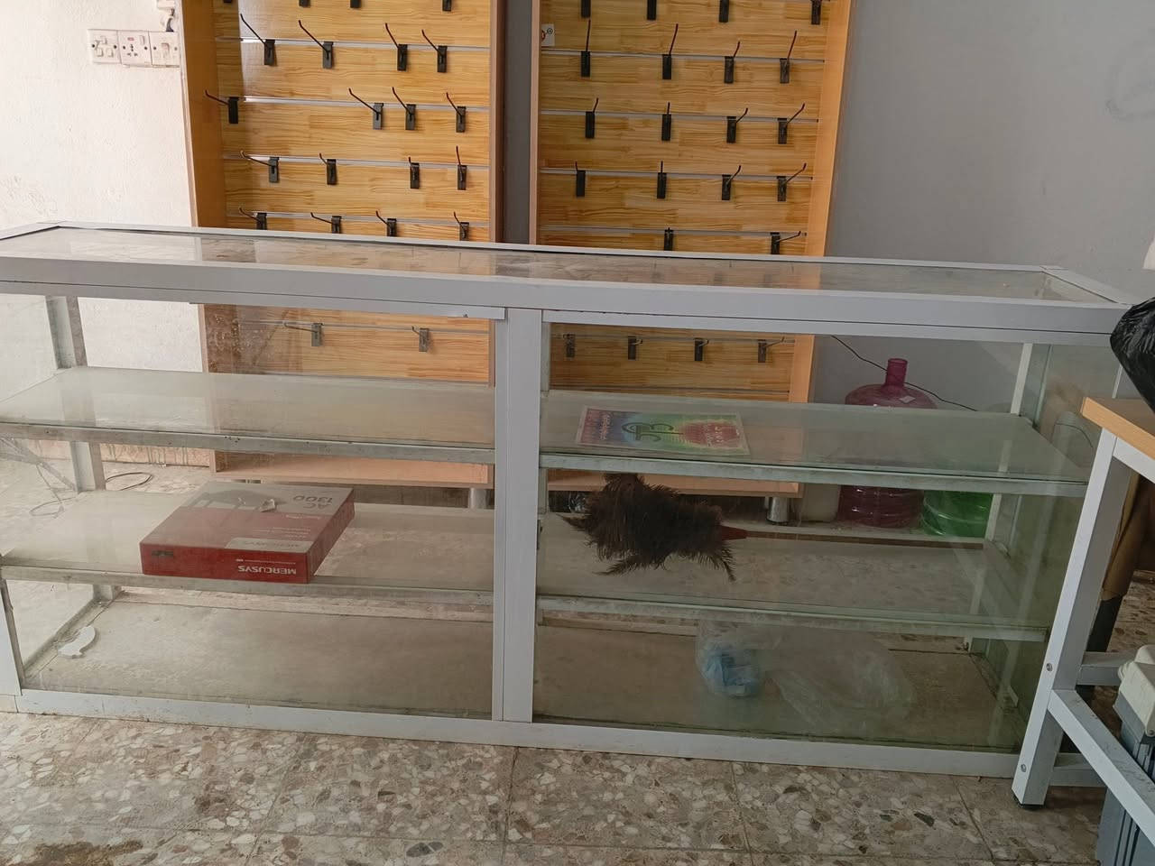 فاترينات سجج تزكام  عدد 2 مستعملات اقل الشهرين طول  مترتين ونص وعرض 80 سم ونزال 20 سم ب125 الف قفل هنه والهوكات  ... الهوكات تقريبا عددهم 90 هوك 20 سم 
ميز عرض 140 وارتفاع 75 ونزال 60 سم سعره 50 الف قفل
عارضة جام المنيوم افقي ثقيل جدا عرض 2 م 3 طوابق ب100 الف قفل
عارضة المنيوم  افقي عرض 1م 3 طوابق  25 الف 
عنواني بابل الحلة توصيل ماعندي 
***********

