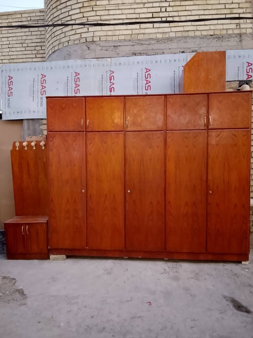 السلام عليكم غرفه نوم خمس أبواب قاطين للبيع السعر 400وبيهه مجال أن شاء الله مكاني بغداد حي الخطيب ***********
