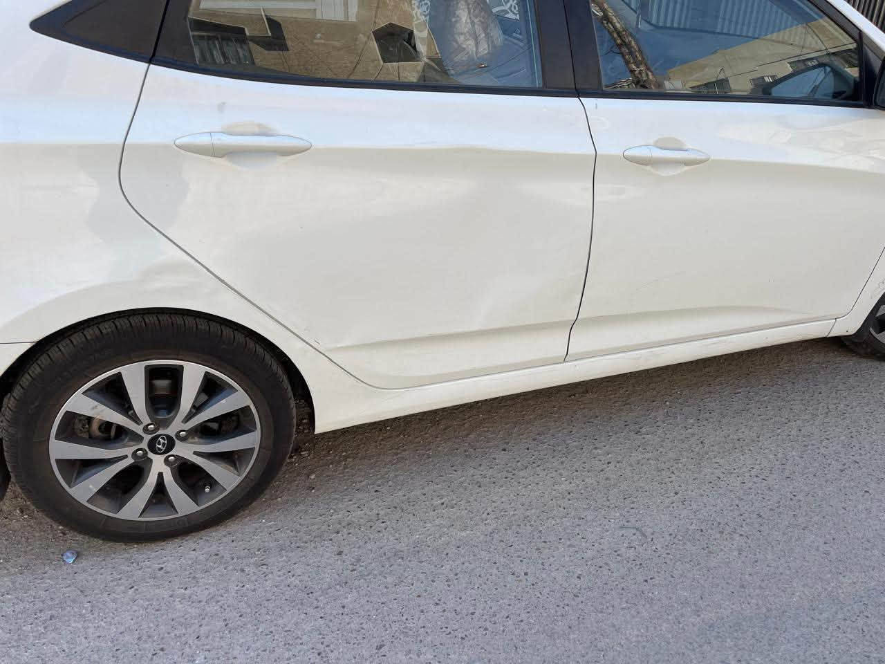 سلام عليكم من رخصة الادمن 
اكسنت خليجية موديل 2016 
كفالة عامة مكينة و كير و تبريد عدا شبر بالباب الصدر و الخلف و هلال الجاملغ على وضعيتها اثر طخة بسيطة سيارة رجعت عليها بك و الحمدلله على كل حال السيارة جديدة بالجيس و بلادية 
فول السيارة واحد على واحد 
فتحة 
كامرة حساسات 
اشاير بالمري 
تحكم ستيرن نص صاج
داخل بيجي نظيف بحالة الوكالة 
ويل كب رياضي البلادي و سبير ويل كب 
تخم تاير جديد و رقم بغداد بأسمي رقم حلو مميز جديد فقط تحويل و نجدد سنوية ما عليها اي غرامة
السيارة برغي نقص ما بيها 
السعر 115 و بيها مجال للوجوه الطيبة 
عنوان بغداد الكرخ الاعلام 
رقم تلفون ***********
