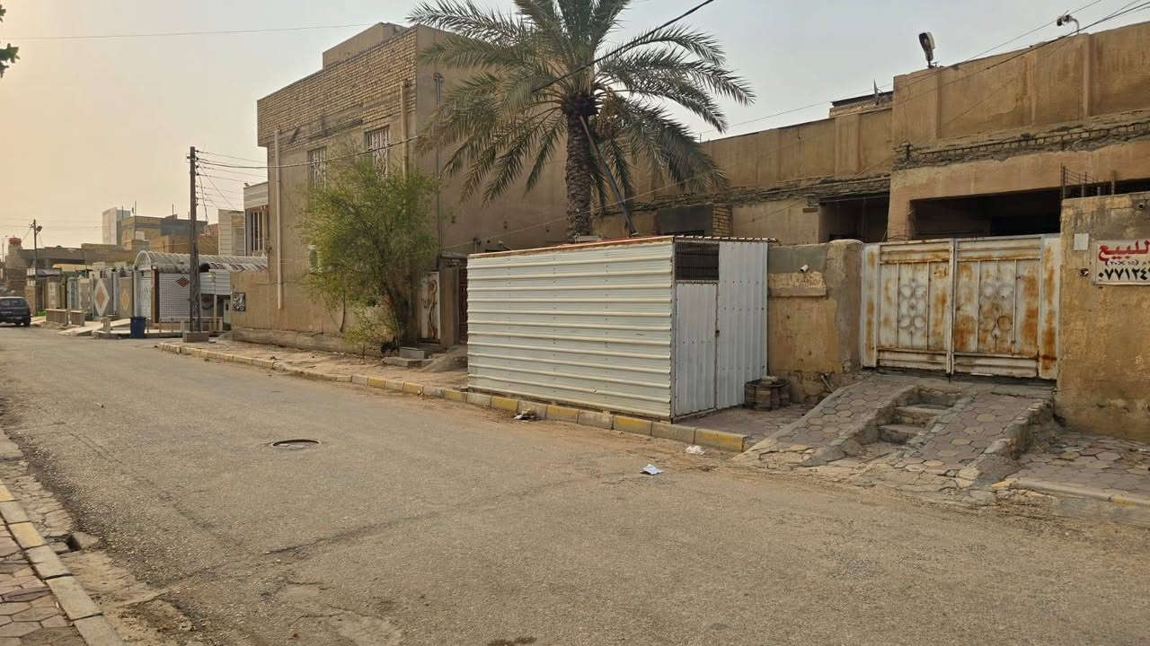 الدار للبيع قطاع 30  قريب على شارع المدارس ب ١٠٠ متر 
سعر المتر مليون و ٦٥٠ الف قابل للتفاوض   مراسلتي بالخاص او الاتصال على الرقم ***********
مساحة الدار 300 متر واجهة ١٥ و نزال ٢٠
٣ غرف نوم ومطبخ و٢ استقبال وهول وطارمة سيارة وحديقة
