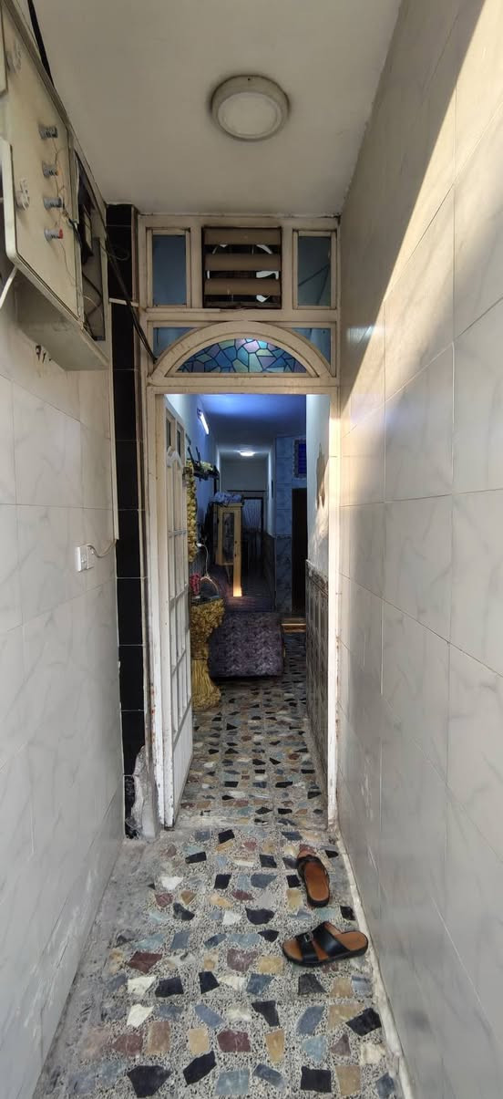السلام عليكم دار للبيع المساحه( 100متر )طابو صرف زراعي الشعب شارع عدن خلف الاطفائيه ب فرعين البيت طابقين الطابق الاول استقبال وصاله كبيره وغرفه نوم ومطبخ وصحيات الطابق الثاني صاله كبيره وغرفه على الشارع وسطح كبير السعر 130 وبي مجال كلش بسيط الاتصال على الرقم ( *********** )
