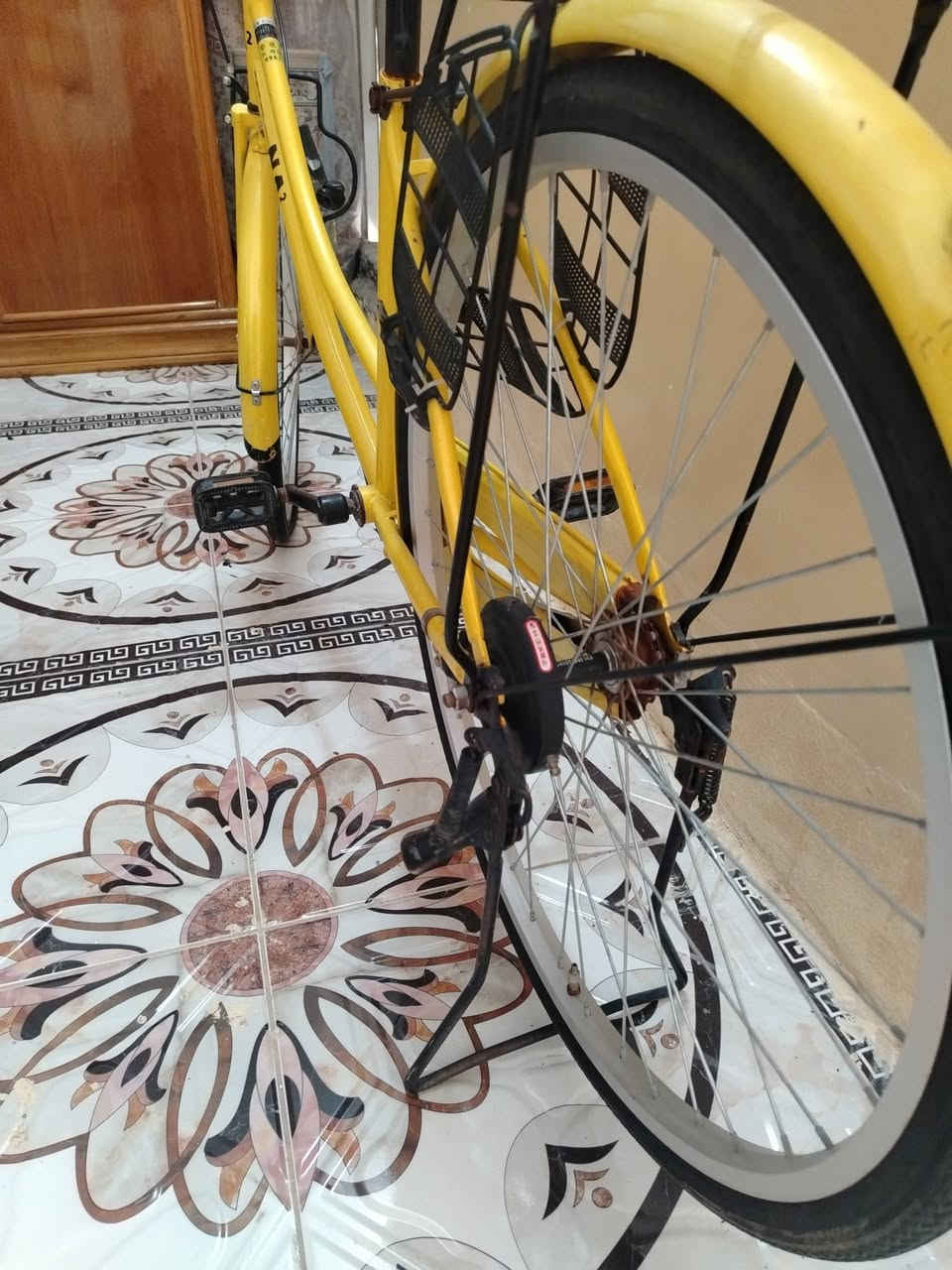 🚲 للبيع باسكل بحالة كلش ممتازة 💛
🔸 اللون: أصفر

🔸 الحالة: جديد تقريباً

🔸 الاستخدام: استخدمته بس للدوام ورجعت بيه، يعني استخدام خفيف جداً نجحت للسادس والمدرسة الجديدة بعيدة، فما عاد أحتاجه.

والله شاريه جديد وما مستخدم استخدام قوي، والباسكل نظيف ومحافظ عليه كلش.

💰 السعر: [خاص} 

📍 المكان: النجف حي المهدسين

📩 مراسلة خاص على هذا رقم واتساب ***********
