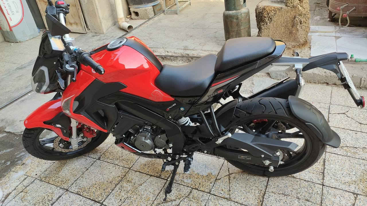 دراجه بنلي ايطالي
مكينه 180s
6 كير 
مزوده كلجات رياضي وزنجيل رياضي دبل رياضي 
بريكات رياضيه 
عل فحص رايدها ب 25 ورقه وبيها مجال 
للتواصل ***********
