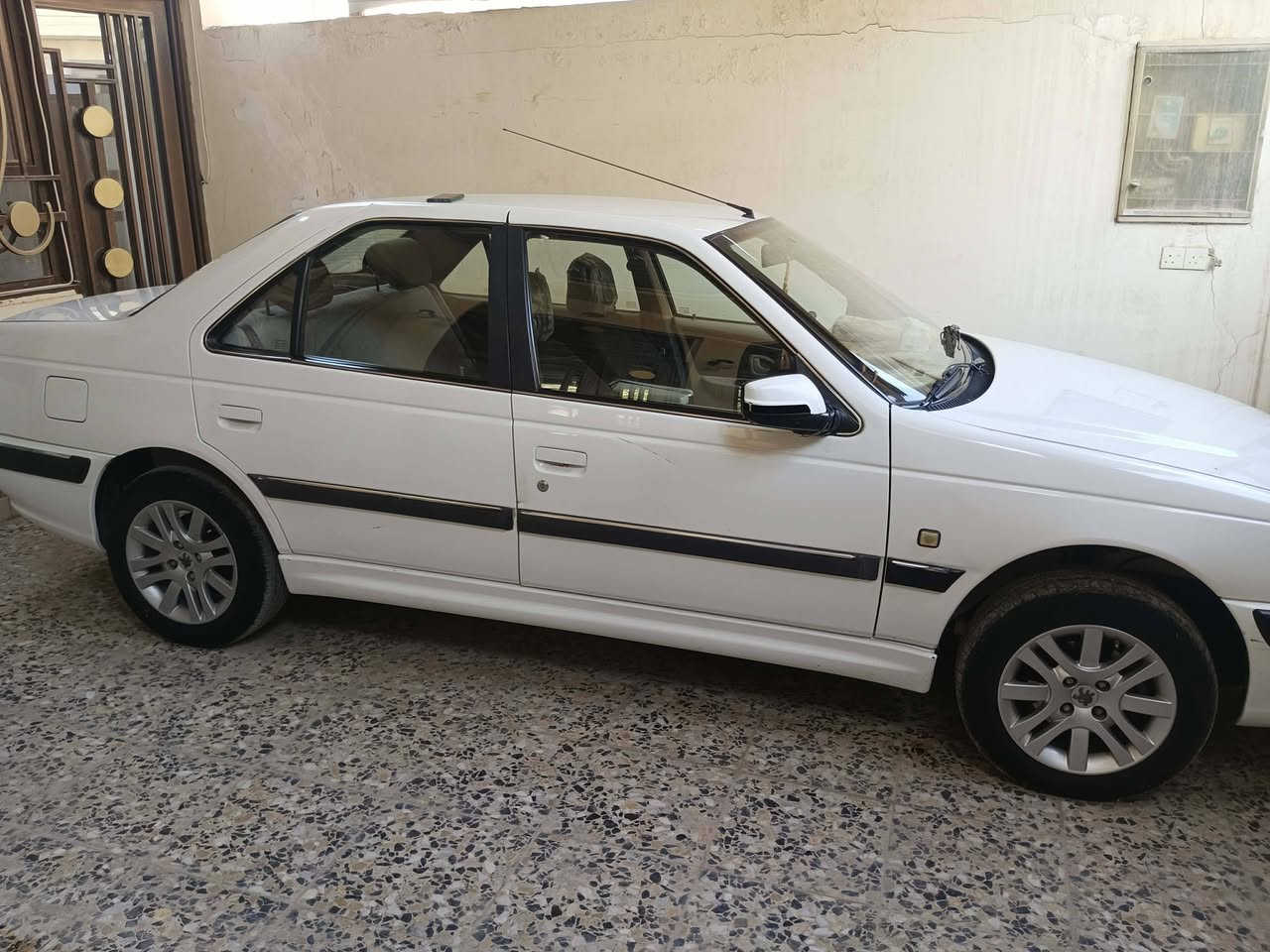 السلام عليكم للبيع بيجو حره موديل ٢١ أبيض الون مكفوله بس طخه خفيفه موضح بلصوره كير فرنسي سريع رقم كربلاء السعر ٦٤ بيها مجال للطيبين الرقم *********** واتساب
