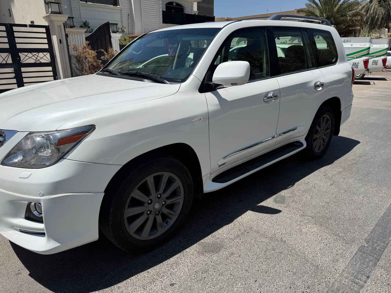 للبيع لكزز Lx5700 موديل 2011سيارة بيه صبغ الجاملغ الامامي الايسر  وشويه بجاملغ الخلفي الايمن  وسونار موجود مع الصور سيارة جكات اربع كامرات جنطة كهرباء تدفئة تبريد بلكشنات دفدي قمارة رادار مكينه 8سلندر  السيارة نظيفة وكامله مابيه نقص رقم بغداد بأسمي مكاني بغداد الكرخ  السعر 31،000$دولار وبيه مجال 
*********** بغداد, العراق
