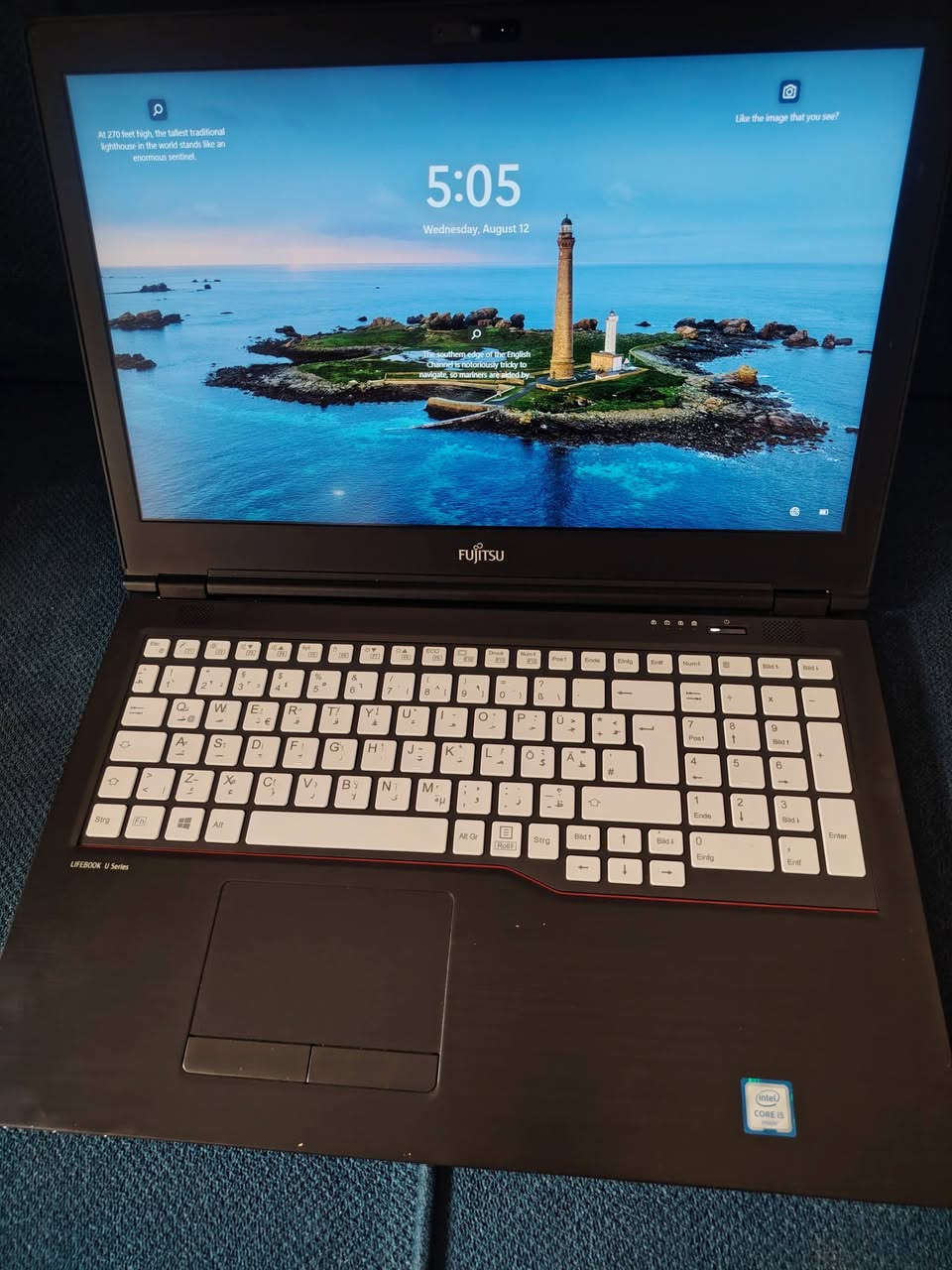 Fujitsu LIFEBOOK U
i5 6th جيل السادس 
ram 8 gb ddr4
SSD M.2 256 gb
اللابتوب اصلي من المانيا طلب خاص تتميز أجهزة لاب توب فوجيتسو (Fujitsu)، وتحديداً سلسلة LifeBook، بجودتها اليابانية-الألمانية العالية والمتانة المصممة للاستخدام المكتبي والمهني.

المتانة والجودة: تصميم هيكلي قوي يتحمل الاستخدام الشاق في بيئات العمل المهنية.

عمر البطارية والوزن: تتميز بوزنها الخفيف مما يجعلها ممتازة للتنقل، مع بطاريات تقدم أداءً ممتازاً.

لوحة المفاتيح: مريحة جداً في الكتابة وتعتبر من أفضل لوحات المفاتيح في أجهزة الأعمال.

خيارات الأمان: تدعم ميزات أمان متقدمة، مثل مستشعر بصمة راحة اليد (PalmSecure).

توفر المنافذ: تحتوي على تشكيلة واسعة من المنافذ التقليدية والحديثة لتوصيل الأجهزه الطرفية بسهولة.
مكاني بابل الحله يوجد توصيل بغداد فقط
*********** ما متواجد ع نت الشراي يتصل
