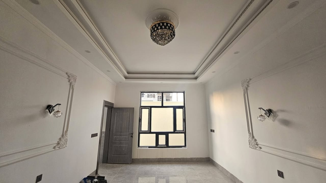 السلام عليكم بيت للبيع البيت طابو المساحه ٢٥٠متر العنوان الحي العسكري وره العلوه عدد غرف اربعه ٢فوك و٢تحت الربعه هاي كما موضحه بالصوره مطبخ موجود حار وبارد وهول تواليت ٢ وحمام ٢...للتوضيح الهول مغربي وكذلك الغرفه الفوك والربعه امه الباقي كله سقوف ثانوي 
السعر ١٦٥ المجال بسيط الاستفسار عالرقم 
***********
