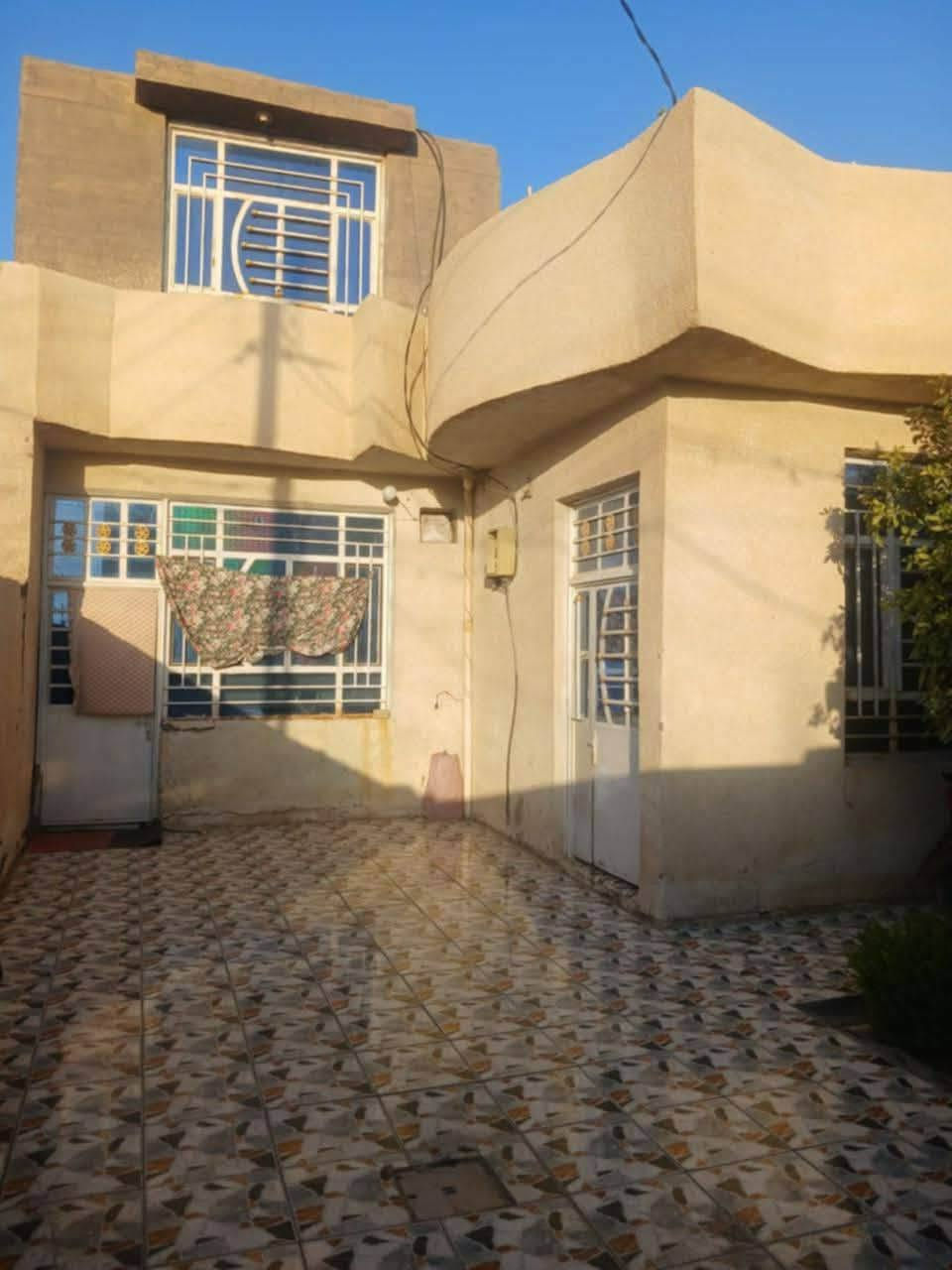 بيت طابو صرف مساحته 250متر
الموقع /حصوه/حي الغدير / يحتوي على ثلاث غرف اثنين جوه وحده فوك و استقبال ومطبخ ومنور خارجي وحمامات خارجيه وداخليه  بناء سنه ٢٠٢٠ 
للتواصل /***********
