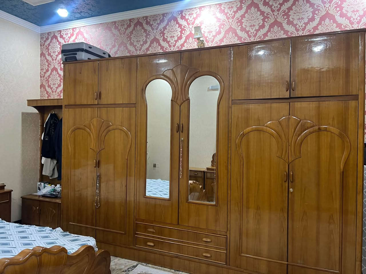 غرفه صاج عراقي 100‎%‎ ست بيبان مع ملحق وزاتين جانبيه و ميز تواليت و كومدي سعرها مليون ونص وبيه مجال للتواصل اتصال على هذا الرقم (***********) عنوانه حي جيمله شارع العقيله زينب قرب جامع مجيسر
