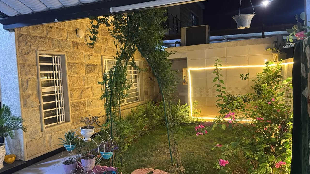 🏡 فرصة استثمارية وسكنية لا تُعوّض | منزل للبيع في مجمع القرية الأنكليزيه
هل تبحث عن السكن الراقي والراحة التامة؟ منزل أحلامك بانتظارك في موقع مميز وبمواصفات بناء رقم واحد!

​📌 تفاصيل وعقارات العقار:

​المساحة: 200 متر مربع.

​الموقع: بصف الركن – شارع عريض بعرض 15 متر.

​الحالة: جاهز للسكن الفوري.

​🏗 التصميم والمعمار (درجة أولى):

​عدد الطوابق: طابقين متكاملين.

​الواجهة: حجر حلان فاخر وبناء عصري.

​غرف النوم: 4 غرف نوم واسعة.

​الاستقبال: صالة استقبال فخمة وفسيحة.

​الخدمات: 3 مجموعات صحية متكاملة.

​الخارج: حديقة منزلية مرتبة.

​💰 السعر وطريقة الدفع:

​السعر: السعر الكلي 160 مليون 

يباع بمقدمه 65 مليون بيه مجال 

وباقي المبلغ يدفع على شكد اقساط شهريه 549 ألف شهري بدون قسط سنوي 

​📞 للتواصل والاستفسار أو لمعاينة المنزل:

​رقم الهاتف: [***********)***********]

​الموقع: مجمع القرية الانكليزيه
