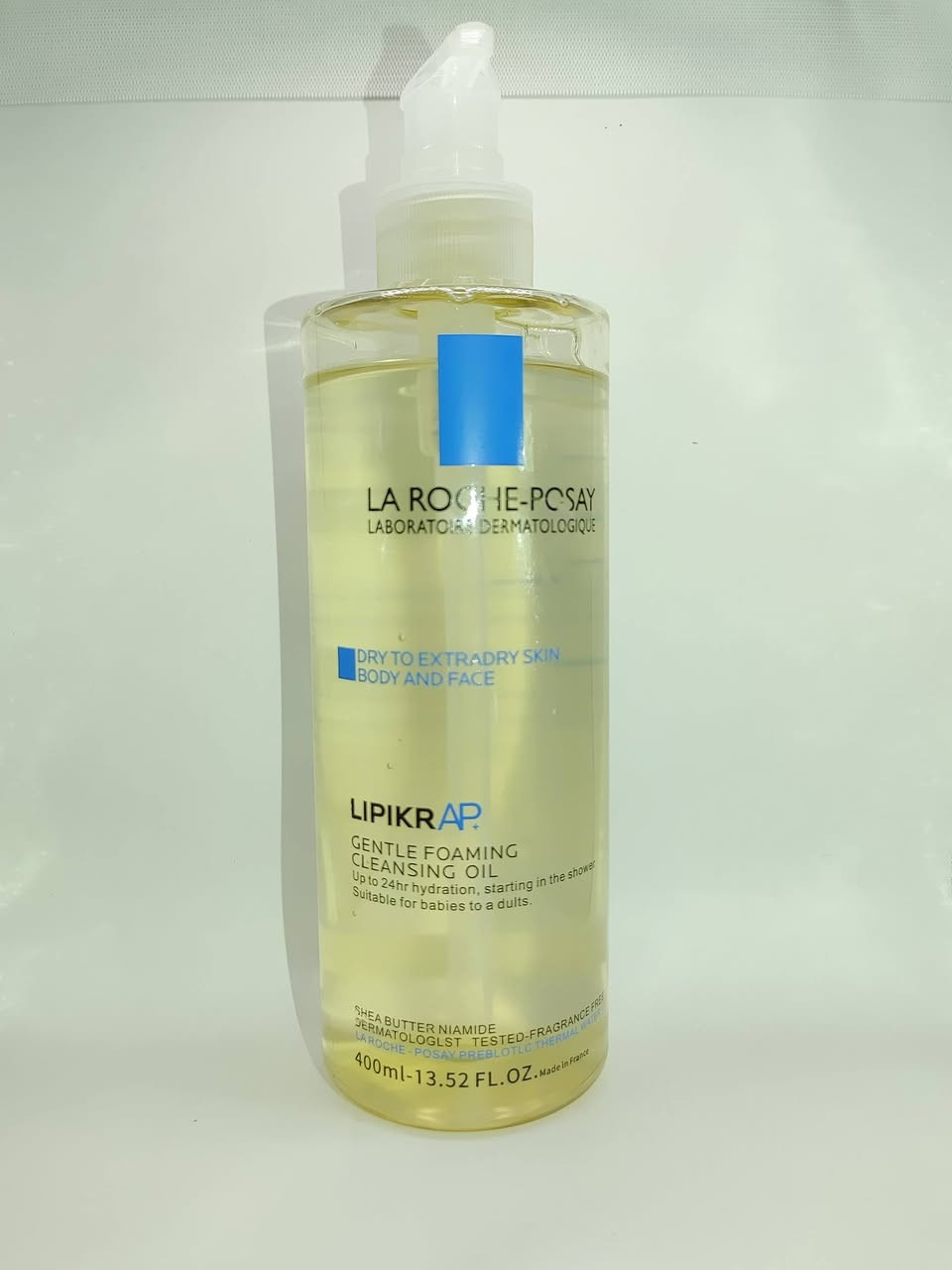✨ زيت التنظيف الفرنسي الأشهر لبشرة ناعمة ومرطبة! ✨
غسول زيتي من 
🧴 La Roche-Posay Lipikar AP+ Gentle Foaming Cleansing Oil
💧 ترطيب يدوم حتى 24 ساعة، يبدأ من لحظة الاستحمام
🌿 مناسب للوجه والجسم - للبشرة الجافة إلى الجافة جداً
👶 آمن للاستخدام من الأطفال الرضع إلى الكبار
🔬 خالٍ من العطور - مُختبر من قبل أطباء الجلدية
🍃 يحتوي على زبدة الشيا والنياسيناميد
📏 الحجم: 400 مل
اعتني ببشرتك بمنتج طبي فرنسي موثوق من La Roche-Posay 🇫🇷
📩 للحجز المباشر: راسلونا على الصفحة أو واتساب
📱 ***********
🚚 التوصيل سريع وآمن لكافة المحافظات
📍 أو زوروا متجرنا وجربوه بأنفسكم:
أوركيد بيوتي - شارع الكماليات، مجمع النوري، داخل القيصرية (قرب بيت عدنان)
#أوركيد_بيوتي #LaRochePosay #العناية_بالبشرة #بشرة_جافة #ترطيب_البشرة #زيت_تنظيف #مستحضرات_فرنسية #Lipikar #skincare #دباجة_العراق #العراق #بغداد

نص مكتوب في الصور:
- LAROCHE-POSAY LIPIKAR CLEANSING OIL AP+ غسول زيتي للبشرة الجافة وشديدة الجفاف والمعرضة للأكزيما لبشرة رطبة وخالية من آثار الجفاف شارع الكماليات مجمع النوري يحتوي علي الدهون الضرورية التي تحتاجها البشرة الجافه والمتحسسة لإعادة ترميم وبناء حاجز البشرة
- APPLY TO THE BODY IN THE SHOWER. IN THE BATH, POUR 2-3 CAPFULS INTO THE WATER.
- LA ROCHE POSAY LABORATOIRE DERMATOLOGIQUE Recommended by Dermatologists Suitable for Sensitive Skin Soap-Free Alcohol-Free Recommended by 90,000 Dermatologists Worldwide
- KEY DERMATOLOGICAL INGREDIENTS SHEA BUTTER DRY SKIN Restores the skin's hydrolipidic film to repair the skin barrier NIACINAMIDE SENSITIVE SKIN Intensely soothes skin and reduces irritation and redness THERMAL WATER Calms and reduces skin irritation
- LA ROCHE POSAY LABORATOIRE DERMATOLOGIQUE Developed for sensitive and very dry to atopy-prone skin Reduces skin dryness for up to 24 hours