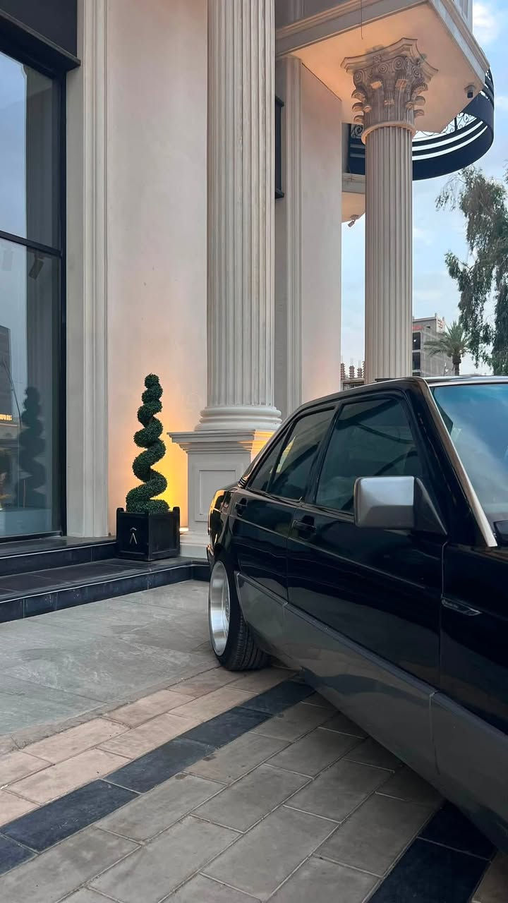 مارسدس 190e مكينة غواصه v6 
كير عاديي
تبريد ثلج
ويل amg نظيف  شفة عريضه
جاملغات منفخه
بصمه وكهربائياتها شغاله 
صدر نظيف عوزها بس دبلات خلفيه
  ***********السعر 63 وبيها مجال
