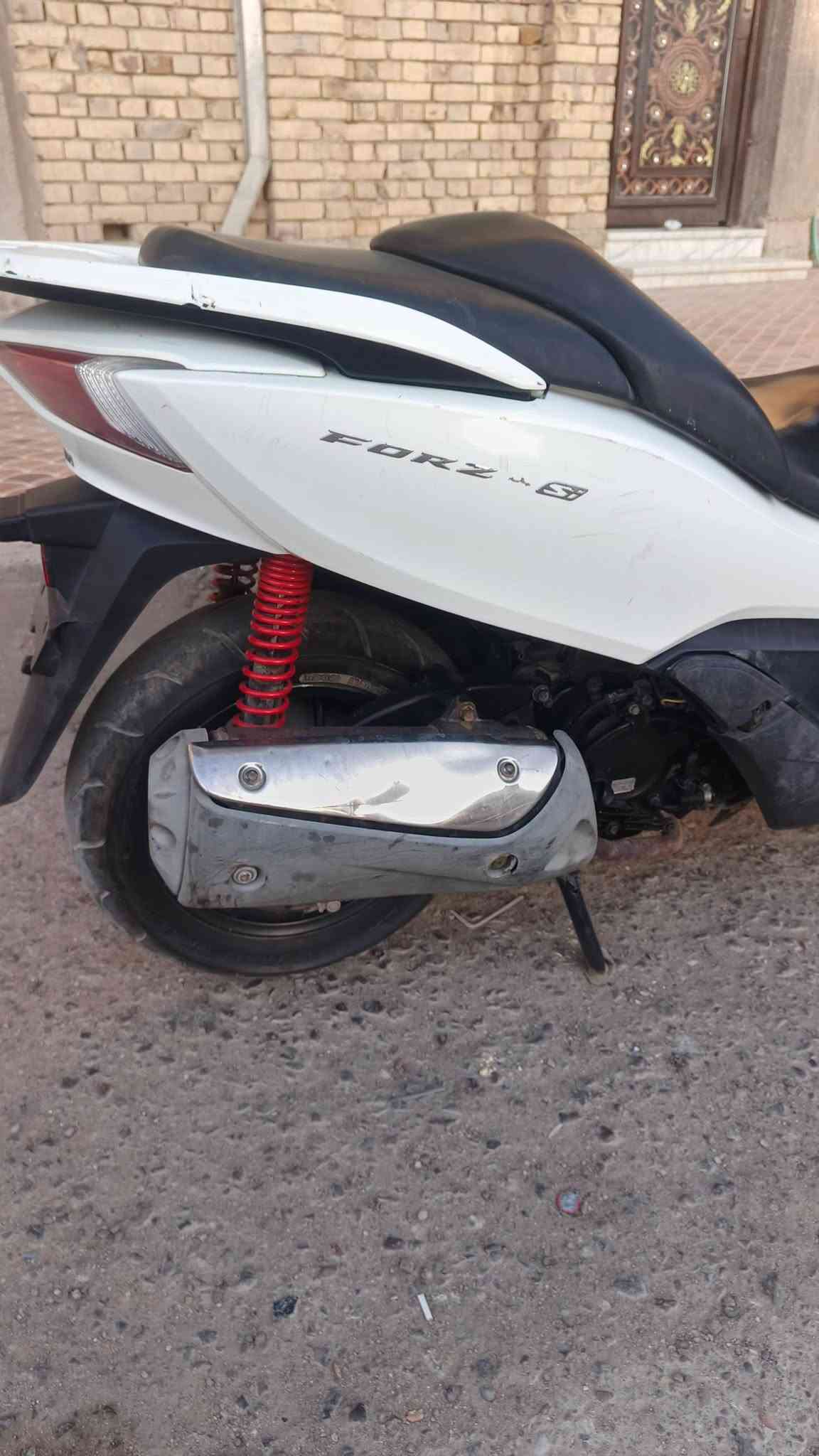 دراجه فورزه 012 
 سعرها 950 الف
بيها صوت بالمكينة 
تفاصيلها كاملة بالفديو
دراجه شغاله نكره سلف
ماشيه 66 الف
عليها منضومة زنون
ابيعها ع هذا وضعها 
مامفتوحه المكينه
البصرة قضاء المدينة
***********
