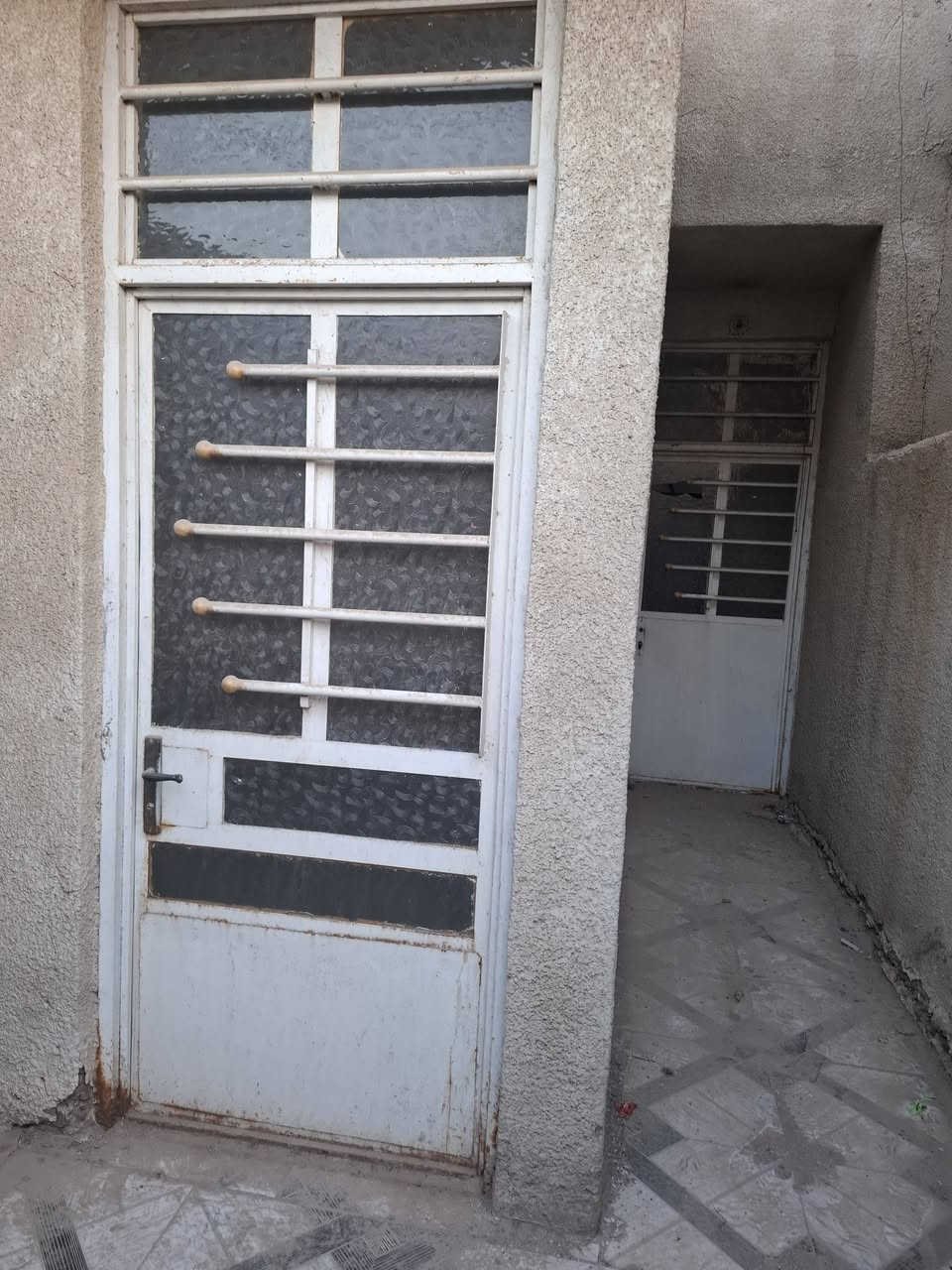 السلام عليكم بيت للبيع مساحه البيت ١٠٠ متر في منطقه بوب الشام اسوار بغداد يبعد عن الشارع العام اقل ال ٧٠ متر
بيت يحتوي على غرفه نوم وسويت 
وصاله وستقبال بيت يراد ترتيب نواقص بسيطه 
سعر ٤٢ مليون وبي مجال 
للستفسار ***********
السلام عليكم بيت للبيع مساحه البيت ١٠٠ متر في منطقه بوب الشام اسوار بغداد يبعد عن الشارع العام اقل ال ٧٠ متر

