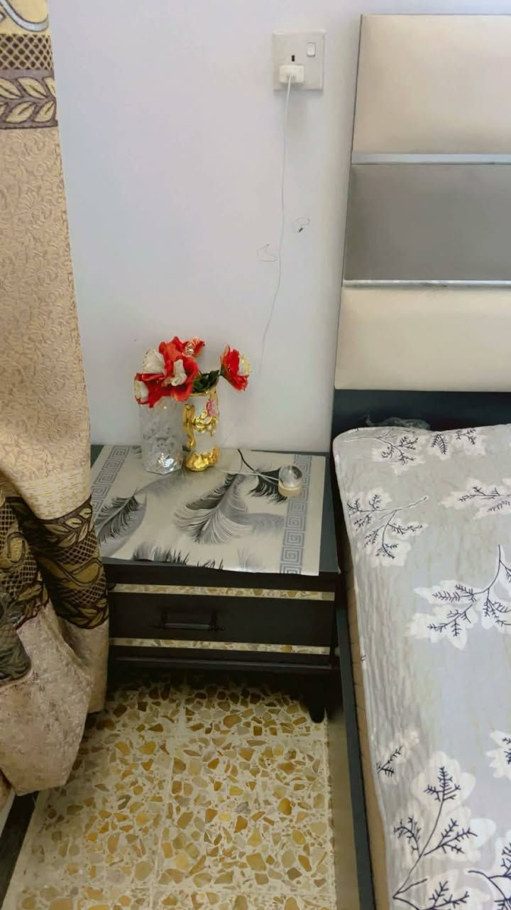 غرفة للبيع نظيفة ما بيها ضرر السعر ٤٥٠ الف وبيها مجال للتواصل   ***********
