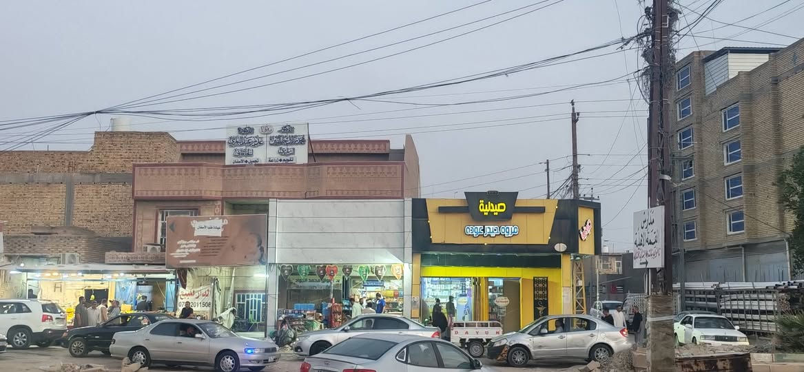 🏢 عقار تجاري استثماري مميز للبيع – واجهة شارع دبي الرئيسي

📍 الموقع: الشطرة – شارع دبي الرئيسي
📐 المساحة الرسمية: 300 م²
📏 واقع الحال: 340 م²
🛣️ الموقع: ركن على 4 شوارع بواجهات متعددة، في أحد أفضل المواقع التجارية والاستثمارية.

💼 العقار مؤجر بالكامل ويحقق دخلاً استثمارياً ثابتاً، ويضم:

- 🦷 مركز أسنان
- 💊 صيدلية
- 🛒 سوبر ماركت
- 🏪 3 محلات تجارية

⭐ مميزات العقار:
✅ موقع تجاري حيوي ذو كثافة سكانية عالية.
✅ واجهة مميزة على شارع دبي الرئيسي.
✅ ركن على أربعة شوارع يمنح سهولة الوصول ورؤية تجارية ممتازة.
✅ استثمار جاهز بعائد شهري مع مستأجرين قائمين.
✅ قيمة استثمارية مرتفعة وفرصة واعدة للنمو مستقبلاً.

🏗️ مناسب لإنشاء:
• عمارة تجارية أو سكنية متعددة الطوابق.
• مجمع طبي أو عيادات تخصصية.
• مدرسة أو معهد أهلي.
• مول أو مركز تجاري متكامل.

💰 للاستفسار ومعرفة السعر:
📞 *********** (اتصال أو واتساب)

🏡 مكتب آل شبر للعقار
✅ مكتب مجاز رسميًا من غرفة التجارة العراقية (رقم الإجازة: 1317).
📑 نوفر تنظيم العقود القانونية ومتابعة إجراءات البيع والشراء بكل مهنية وشفافية.

مكتب آل شبر للعقار... خبرة وثقة في التسويق العقاري والاستثمار.

