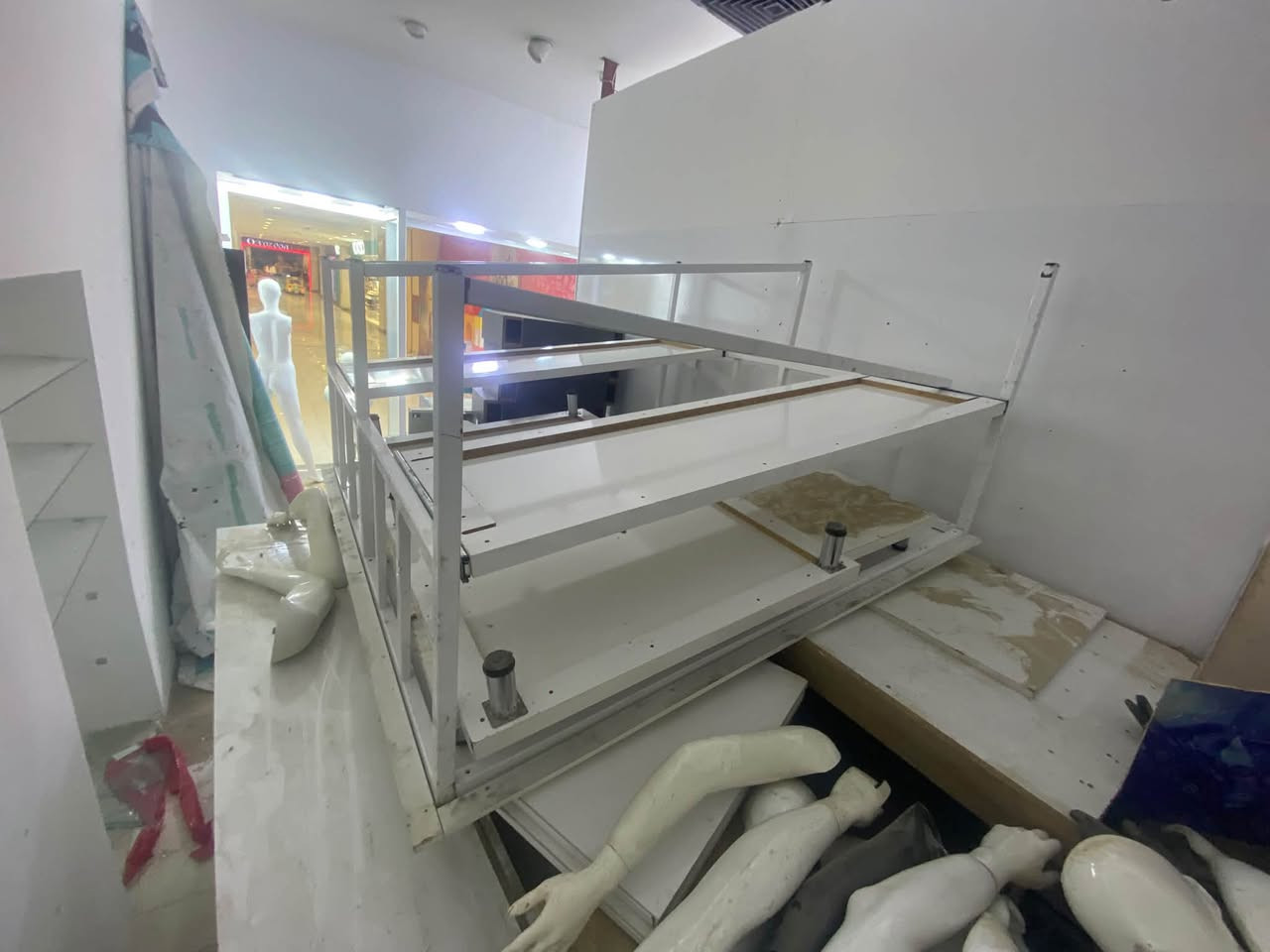 ميوزه مال بوثات داخل مول  وايضا ميوزه ديكوات وجام تعال شوف وقيم وأخذ
