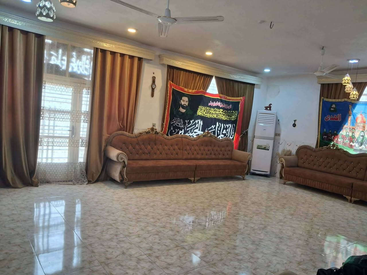 🏡 دار للبيع – فرصة مميزة

📍 الموقع: قرب مرقد العلوية شريفة

نوع السند: طابو زراعي

مساحة الأرض: 540 م

البناء الصافي: 225 م

البناء: حديث

مواصفات الدار:

غرفتان:

6×4 م

5×5 م

مطبخ 6×4 م

صالة 8×6 م

هول 7×4 م

كلدور 5×4 م

مجمع صحيات داخلي وخارجي

كراج

حدائق

ممرات تحيط بالبيت من جميع الجهات

💰 السعر: 170 مليون دينار وقابل للتفاوض.

📞 للاستفسار والاتصال:***********
