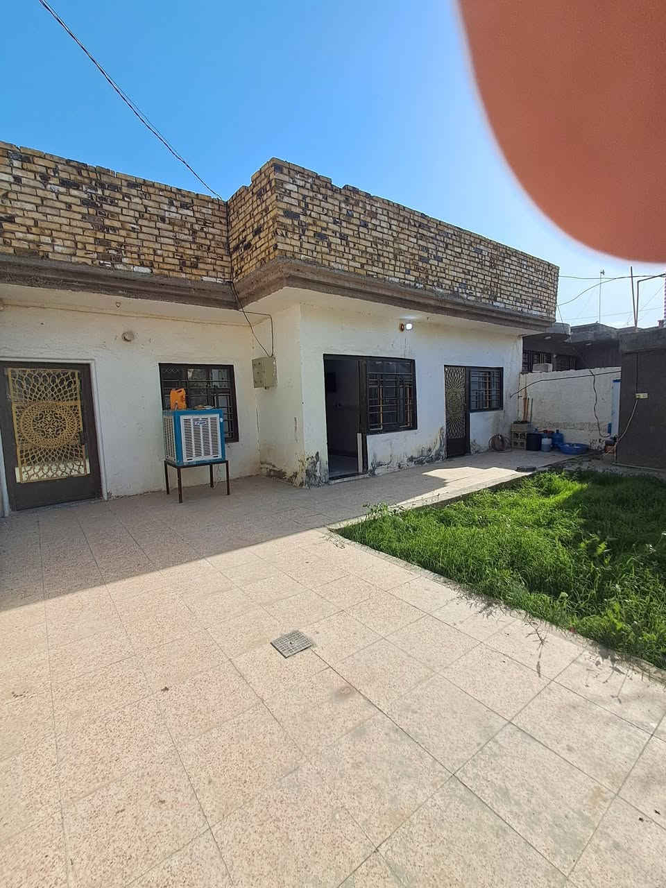 السلام عليكم .. دار للبيع يقع في حي كريّم ضمن المربع مال بيت فيحان قريب عالمستشفى بنهاية الشارع 
مساحة الدار ( 250 ) طابو زراعي سند 25 
يحتوي على غرف عدد 2 ...4×4.5
استقبال 6.5×4 
مطبخ + هول سداسي كبير جداً 
صحيات (مرافق صحية +حمام ) خارجيات فقط 
گراج سياره سيراميك حراري 
حديقة وترك خلفي فقط 
السعر 65  بي مجال و قابل للتفاوض 
للإتصال على الرقم التالي اذا تحب تنوّرنا وتشوف البيت 
***********
