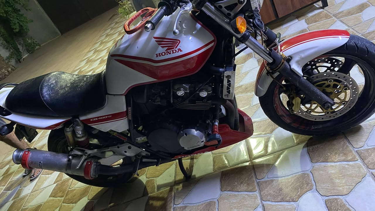السلام عليكم سيبي 400  2006 هايبر جيل الثالث  الدراجه كبال عينك رايدهه 23 وبيها مجال حك جيتك فقط ( مكانها صلاح الدين بيجي) 
للتواصل ***********
