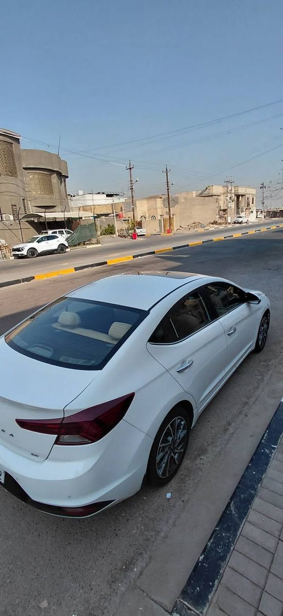 السلام عليكم
النترا 2020  خليجي  
رقم بغداد الجديد سنوية لل 31 السيارة بأسمي تحويل ثاني يوم 
فول مواصفات بصمه فتحه سقف 
5 ويل كروم 
حساس امامي خلفي 
تحكم استيرن 
شاشة تاب قطعتين تبريد 
شاشة اعدادات بالدشبول 

مكينة 2000 دوش 
وبعد بيها هواي مواصفات السيارة فول للأخير 
ملاحضه السياره مبدل باب السايق اصلي من الشركه وبيه قليل بارد بل تكمه الفوك مال الباب والتكمه الجوه وربع بنيد اموضح كدامكم مصلح بس عوزه صبغ 
 الاستفسار: ***********
السعر: 140 وبيه مجال
مكان السياره: البصره
