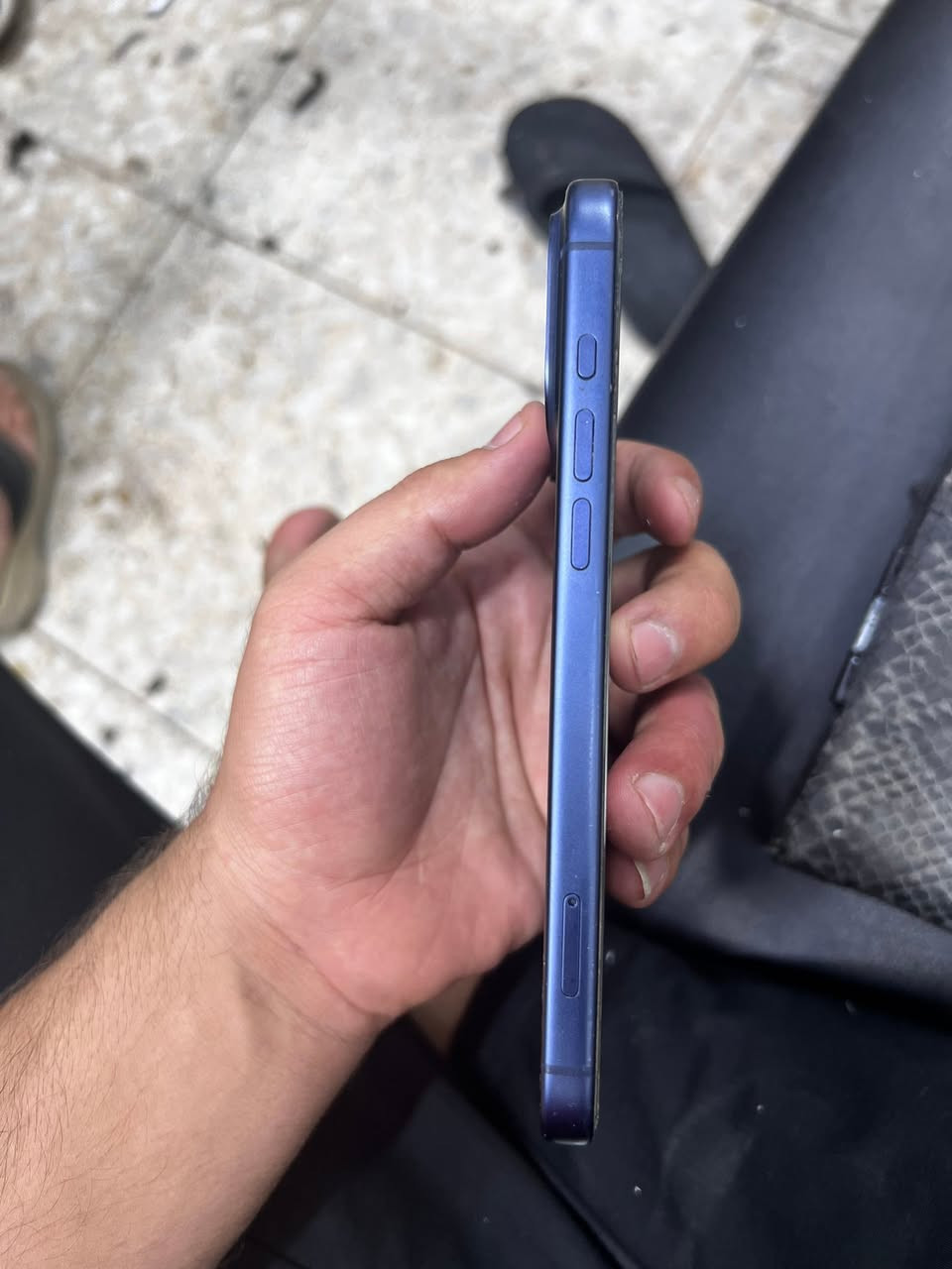 السلام عليكم
ايفون 17pro max
ذاكرة 256g
بطارية 100

الكسر الموجود بلزكة
التلفون ماستر شرق اوسط 
نظافتة شوفة العين استخدام قليل جداً
السعر 1700 وبي مجال قليل 
المكان بغداد الحبيبيه
***********
