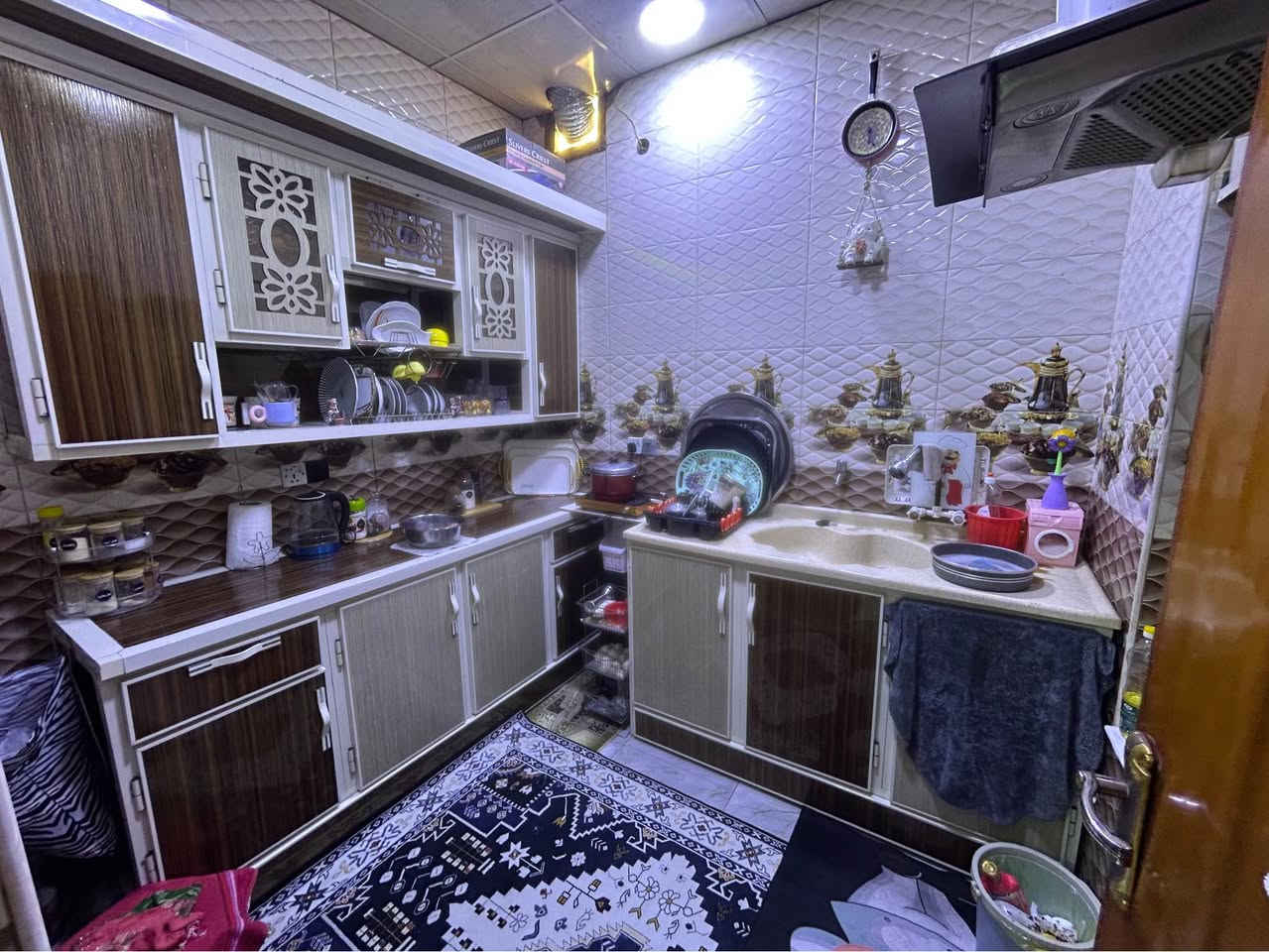 بيت للبيع بالبهادريه قرب حسينيه بني ساله مساحه 100 متر مربع ركن ماء ومجاري وكهرباء كلهاا يمك 
يحتوي على غرفيتن نوم وصاله واستقبال ومطبخ وصحيات بناء 2018 بيت نضيف وموجه ومنقه كلش حلوه وهادئه سعر 60 وقابل للتفاوض 
ملاحضه الارض وقف سني 
*********** البصرة, العراق
