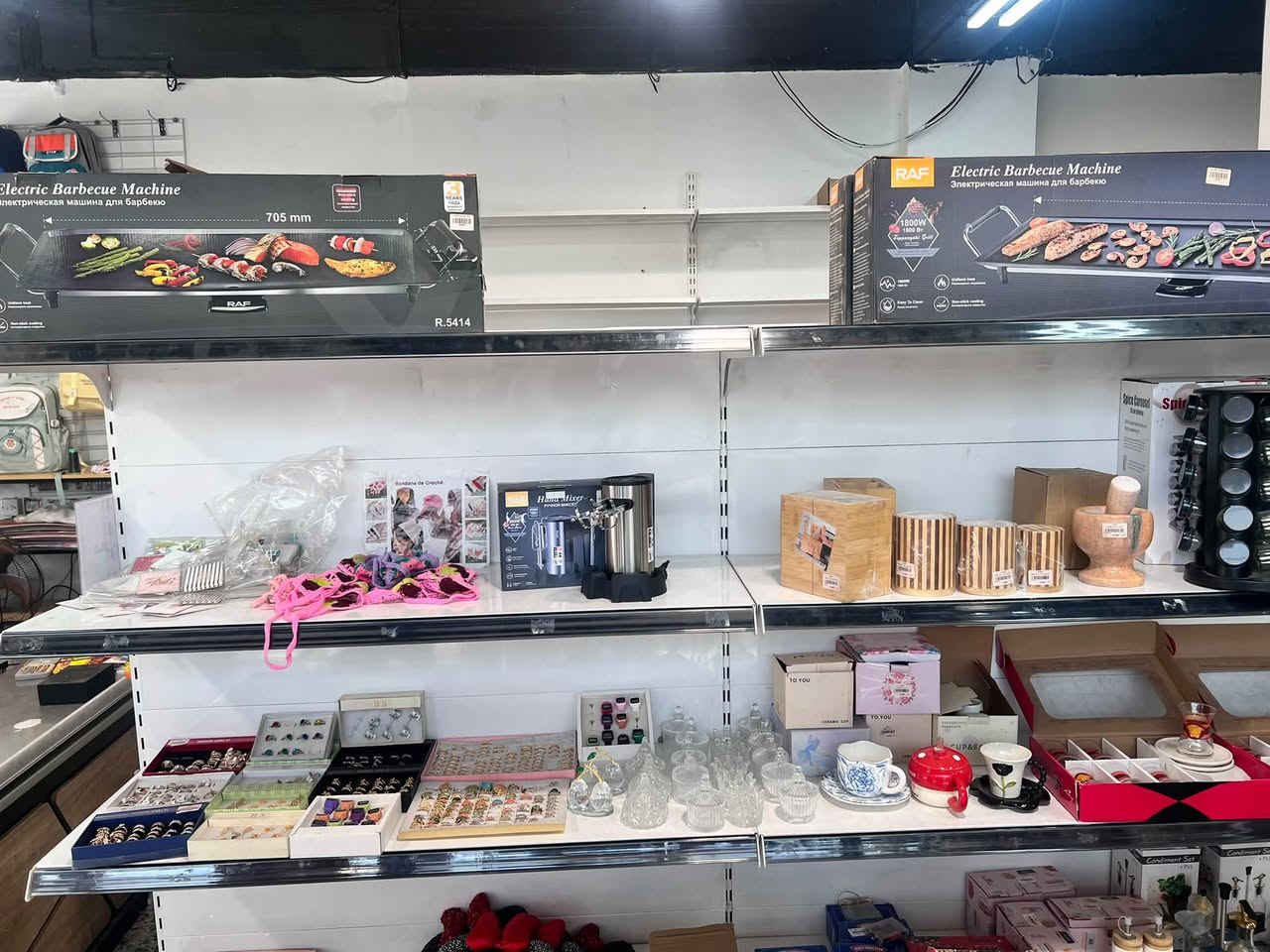 رف وسطي وجهين ثقيل
الارتفاع متر او 95 سم
العرض مترتين او 40 سم 
نزال الرف 40 سم 
5 طوابق 
السعر مليون او 250 
للتفاصيل ‭***********‬
