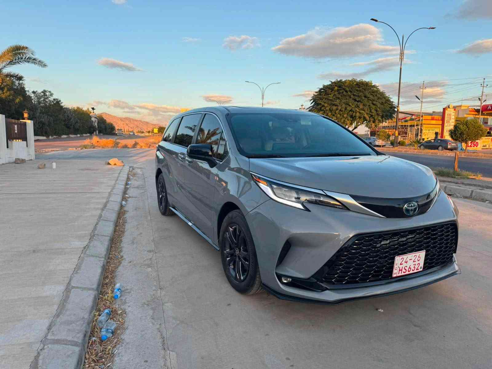 للبيع تويوتا Sienna 2024 XSe Hybrid ‏Toyota

بدون صبخ
* قبات مواصفات
* محرك هايبرد 2.5 لتر
* قوة إجمالية 245 حصان
* ناقل حركة أوتوماتيك CVT
* 7 مقاعد
*عداد 28 ألف مايل كوشن مع استرن هيتر
* متوفرة بنظام دفع أمامي دبل اكسن
* اقتصادية جداً بالوقود؛ استهلاكها المعلن حوالي 6.6 لتر/100 كم FWD و6.7 لتر
* شاشة وسطية كبيرة ونظام Toyota Multimedia مع Apple CarPlay وAndroid Auto لاسلكي
* عدادات رقمية 12.3 إنش
* شاشة Head-Up Display مقاس 10 إنش
* ثلاجة داخلية FridgeBox
* مكنسة كهربائية أصلية داخل السيارة
* جنوط 18 إنش بتصميم خاص بفئة Platinum
* أبواب جانبية كهربائية
* كاميرات 360وحساسات ومجموعة أنظمة أمان متطورة
* مقاعد مريحة وتجهيزات فاخرة للرحلات والعائلة.

*سعر 295 قابل للتفاوض
  ***********
‏موقع دهوك. ‬ دهوك, العراق
