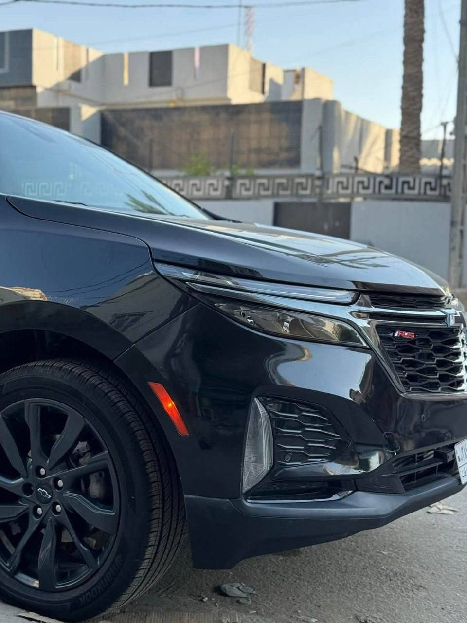 بسم الله الرحمن الرحيم
شيفروليه إكونوكس RS موديل 2023 (Chevrolet Equinox RS 2023)

المواصفات والتفاصيل:

الفئة: RS (الفئة الرياضية لمسة هيبة وأناقة كاملة).

اللون: أسود ملكي مميز.

المحرك: 1.5 لتر تيربو – اقتصادي جداً في استهلاك البنزين مع عزم وقوة ممتازة.

المظهر الخارجي:

شبك أمامي رياضي باللون الأسود اللامع مع شعار RS.

إضاءة LED أمامية وخلفية بتصميم حديث وحداد.

رنغات (جنوط) رياضية باللون الأسود بحجم كبير.

أسطبات وشعارات باللون الأسود (Blackout Package).

المواصفات الداخلية والراحة:

مقاعد رياضية مريحة مع تطريزات حمراء خاصة بـ RS.

شاشة لمس حديثة تدعم Apple CarPlay و Android Auto.

نظام دخول ذكي وتشغيل عن بعد / بلمسة زر (بصمة).

كاميرا خلفية وحساسات مساعدة على الركن.

أنظمة أمان متطورة (تنبيه الخروج من المسار، مانع تصادم، وغيرها).

الوضع العام:

السيارة بحالة ممتازة جداً وجاهزة للاستخدام بدون الحاجة لأي مصاريف

نوع الرقم / اللوحة مميز بغداد 

المسافة المقطوعة 20 الف 

السعر المطلوبة 185 

للتواصل واتساب فقط ***********
