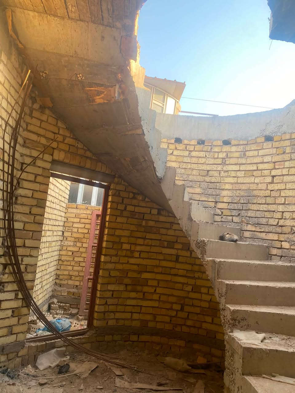 السلام عليكم بيت بالعلكاية المساحه ٢٠٠ متر طابو زراعي جهة الجامع خلف ابو علي ابو الثلاجات بناء درجه اولى والبوب والشبابيك تسكام وسقف مع نزال كونكريت(( ***********))
