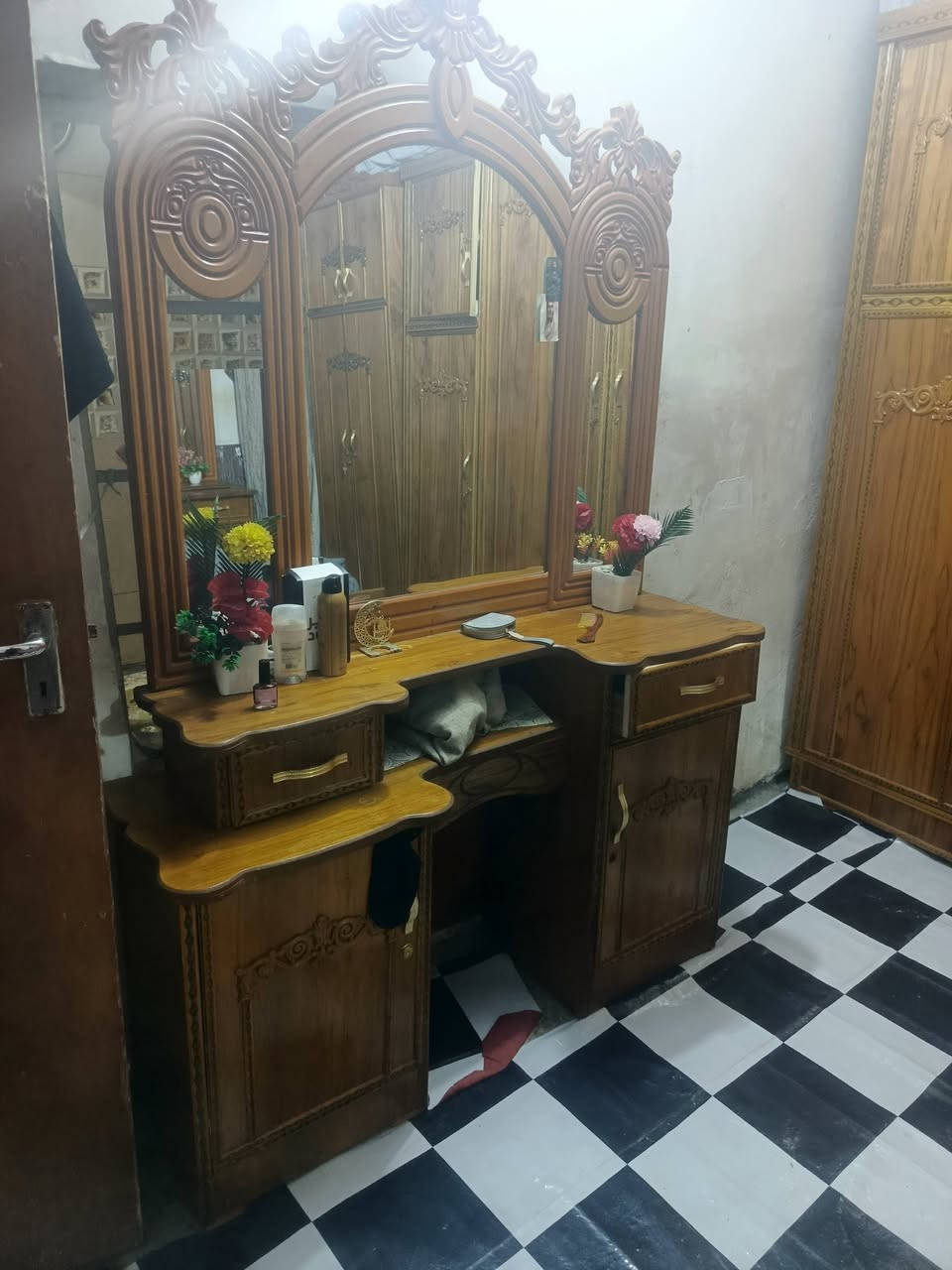 غرفه للبيع نضيفه للبيع سعر 900 وبيها مجال مكاني بغداد شعب ***********
