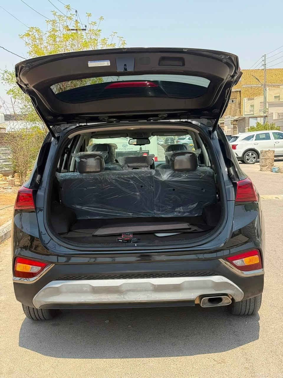 سنتافي وارد امريكي ٤ سلندر
محرك ٢٥٠٠
مديل ١٩ لون اسود 
ضربتها بنيد تبديل وشبر من الجاملغ
ضربه خفيفه 
ماشيه ٩٥ الف 
فول مواصفات من رادارات وحساسات وايقاف ذاتي مواصفات الفول عدى البنراما 
رقم ذي قار 
عنواني ناصريه 
*********** عل خط
***********واتساب
