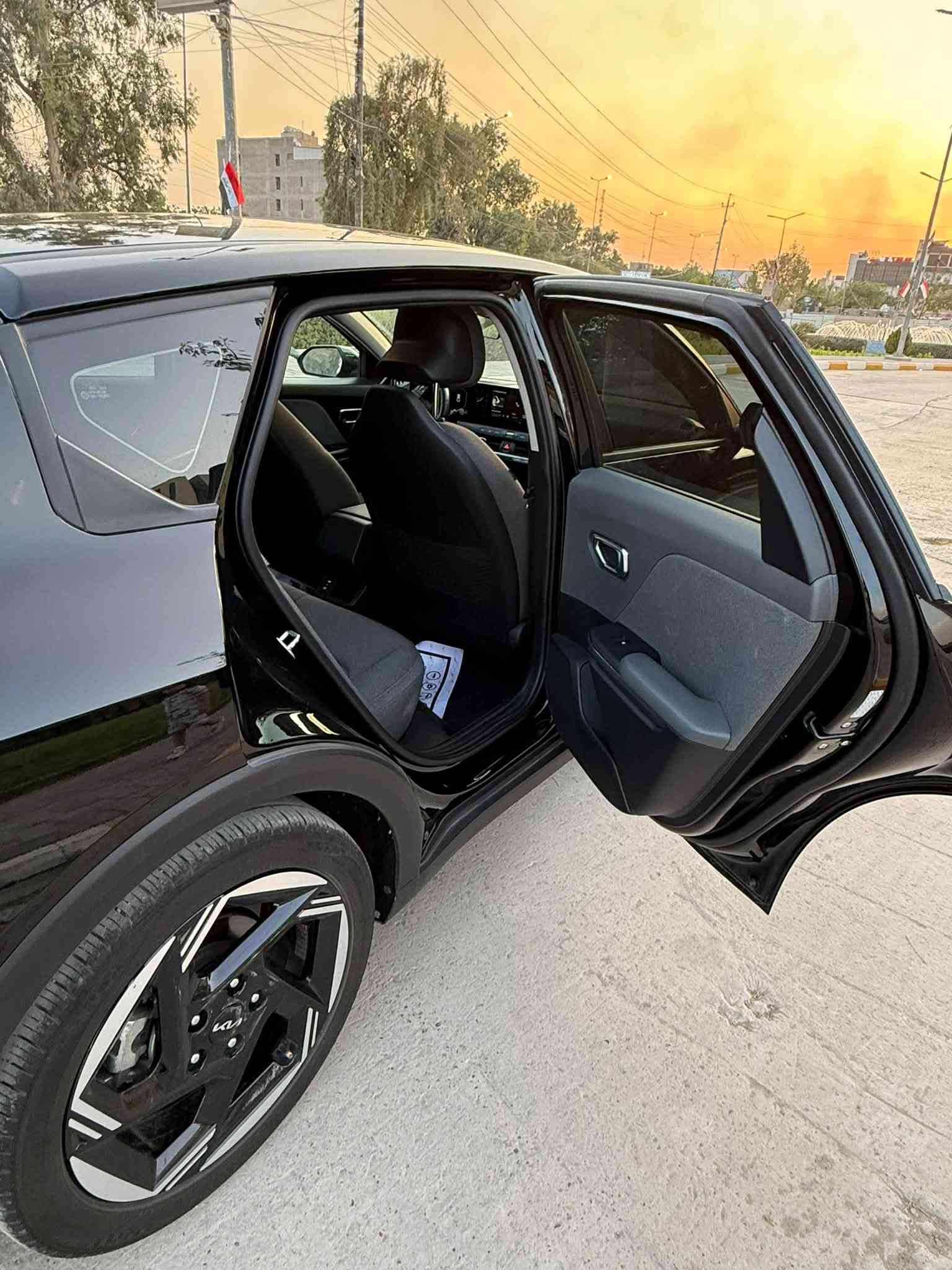 السلام عليكم كي فور للبيع
🚘 Kia K4 EX 2025

*********** 
🔹 اللون: اسود 
🔹 المحرك: 2000cc DOHC — 4 سلندر
🔹 الكير : IVT أوتوماتيك
🔹 دفع أمامي FWD
🔹 الممشى: 29000 فقط
🔹 تترقم شمالي اربيل

✨ المواصفات:
🔸 كشنات قماش
🔸 شاشة كبيرة 12.3 إنش متصلة
🔸 Apple CarPlay & Android Auto 
🔸 تشغيل بصمة + تشغيل زر
🔸 دخول ذكي
🔸 مثبت سرعة ذكي
🔸 كاميرا خلفية
🔸 حساسات أمامية وخلفية
🔸 أنظمة تحذير ومساعدة بالقيادة
🔸 نظام المحافظة على المسار
🔸 فرامل طوارئ أوتوماتيكية
🔸 إضاءة LED

💥 الحادث: بنيد و جاملغ 

📌 ملاحظة:
الدعامية أصلية ✅
هنالك رصعة  في البك لايت الايسر✅
صور الحادث ورقم الشاصي مرفق مع الصور✅

للاستفسار عن السعر اتصل على الرقم 

***********
