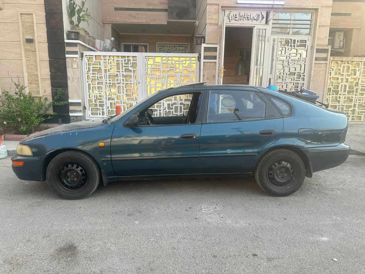 السيارة بلادية بدون صبغ كير ومكينة نضيفة نواقصها قليلة جداً اذاين 
السعر 63 ورقة وبيها مجال 
تواصل على هذا الرقم فقط ***********
