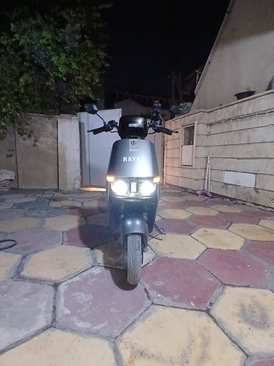 يا الله 
سلام عليكم 
دراجه شحن الريان من شركه زلال الفرات 
ابراهيم كرماشه +وصل الشراء من الشركه موجود 
دراجه استعمال شهرين فقط 
ماشيه ١٢٠٠ كيلوا 
زيواوضع شركه 
ستاند تلفون 
كلشي شغال بيها 
دبل بصمه تشغيل عن بعد 
لايتات زنون شركه 
بطاريات كرافين مسطره ٦ باتريات  على وضع الشركه 
الشاحنه الاصليه مالتها +انذار سرقات 
ممشاها  من مفوله شحن ٦٠ كيلوا 
السرعه مع وزني الشخصي ٦٧ كيلوا متر ب الساعه 
مكان الدراجه الغزاليه قرب جامع ام القرى
سعر البيع ب ٨٠٠ الف دينار  
رقم التواصل ***********
موجود واست اب
