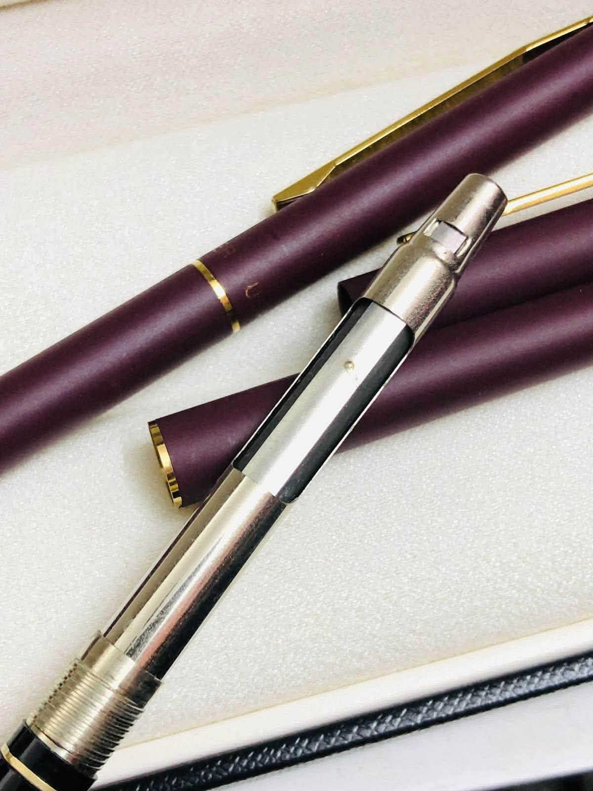 سيت أقلام شيفر ( Sheaffer) 
أمريكي اصلي انتاج الثمانينات 
حجري مع طلاء الذهب 
ريشه طلاء ذهب 
حبر - جاف - الحجم F  
السعر ٨٠  الف 
للاتصال ***********
