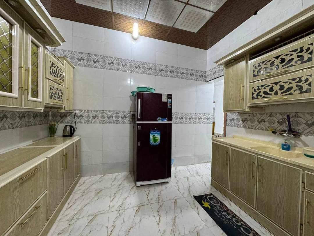 معروض لدينا بيع مستعجل المساحة ٢٠٠م  بيت مع شقه  يتكون من أربع غرف  والشقه حالياً مؤجره ب٣٠٠ ألف  السعر المطلوب٣٠٠ سعر البيت يقع على ساحة  حي اور الثانية للتفاصيل أكثر تواصل ***********واتساب
